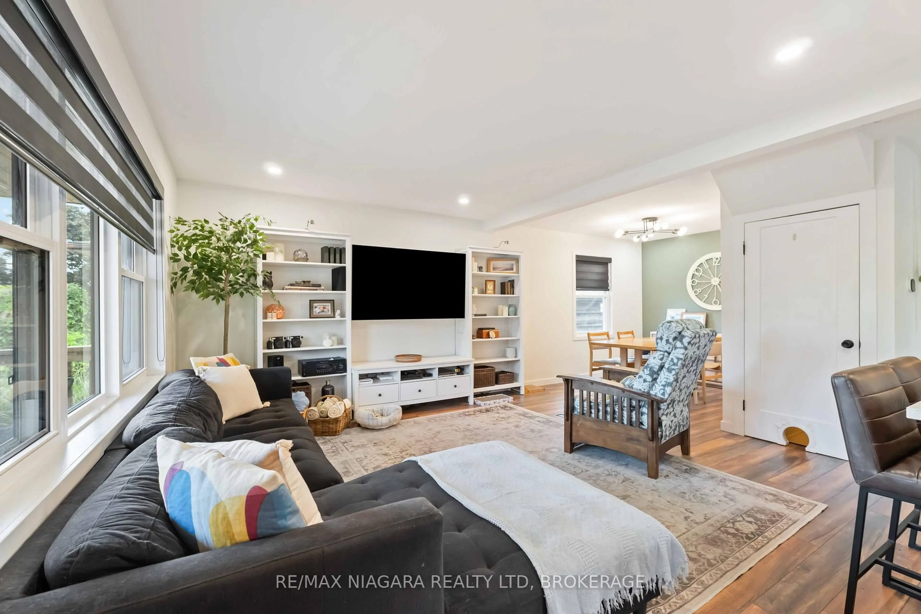 Living room with furniture, unknown for 15 Conlon Cres, Thorold Ontario L2V 2M6