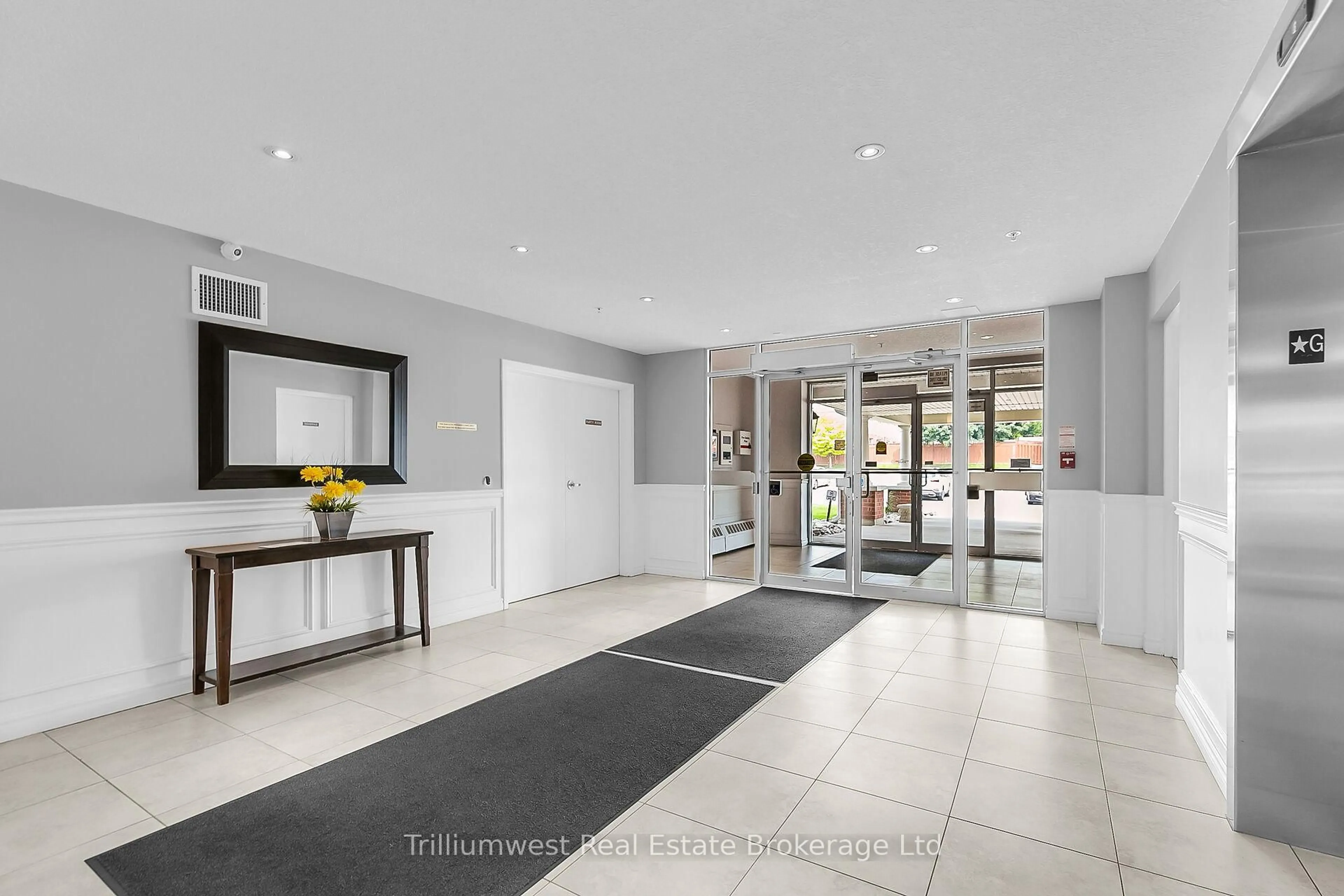 Indoor foyer for 415 Grange Rd #310, Guelph Ontario N1E 0C4