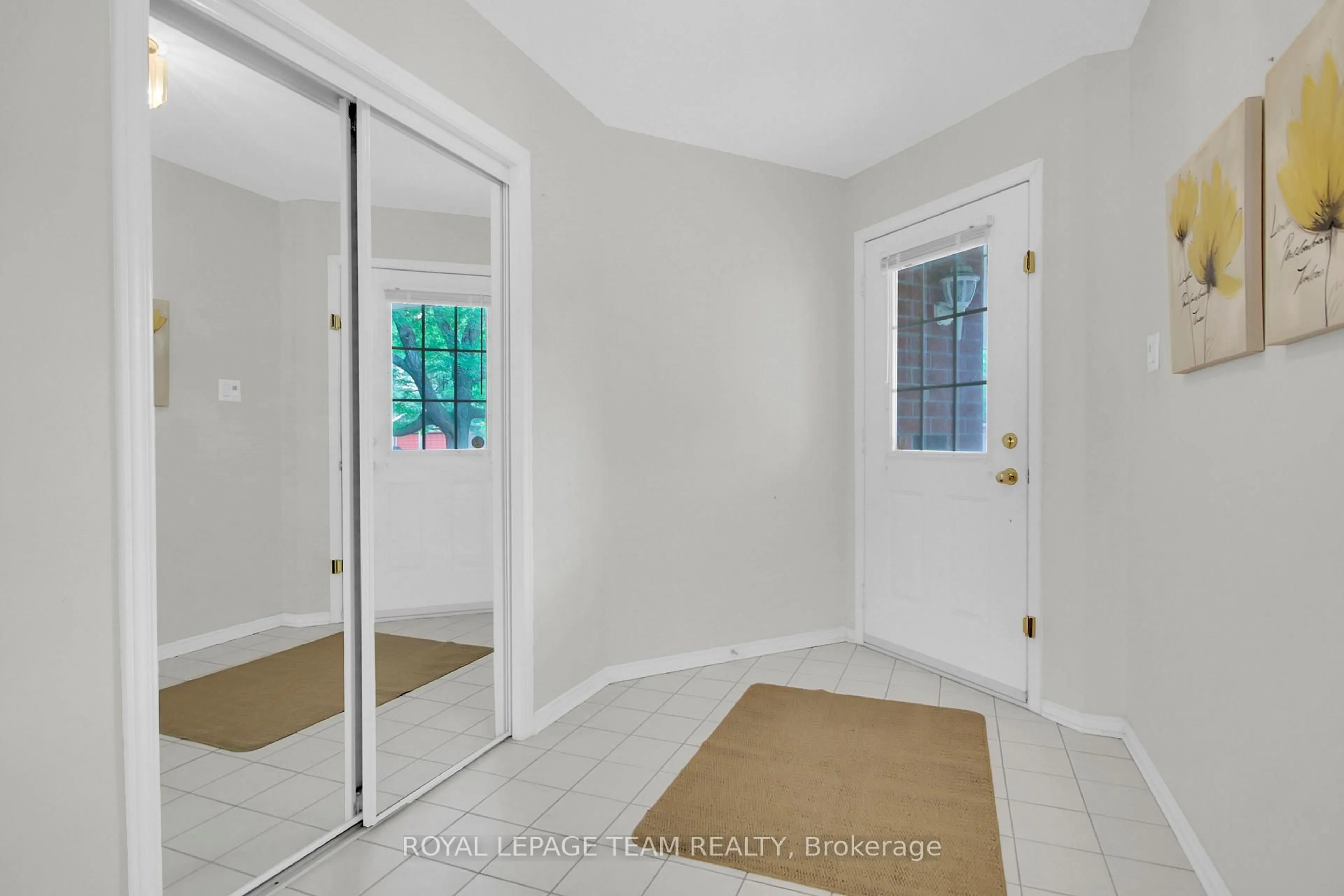 Indoor entryway for 61 Beamish Cres, Ottawa Ontario K2K 2R7
