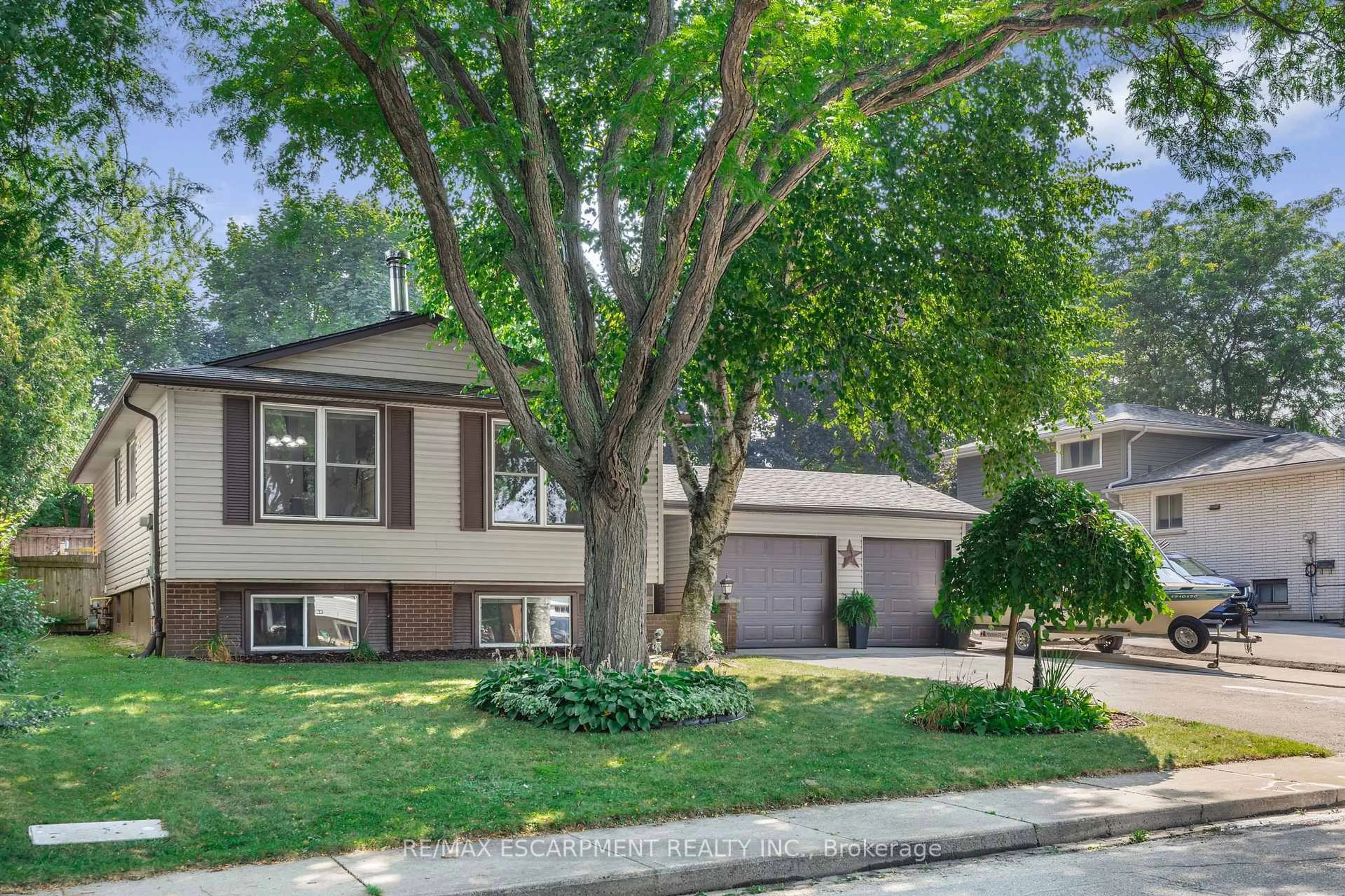Home with vinyl exterior material, street for 37 Glenvale Dr, Hamilton Ontario L9C 2X5