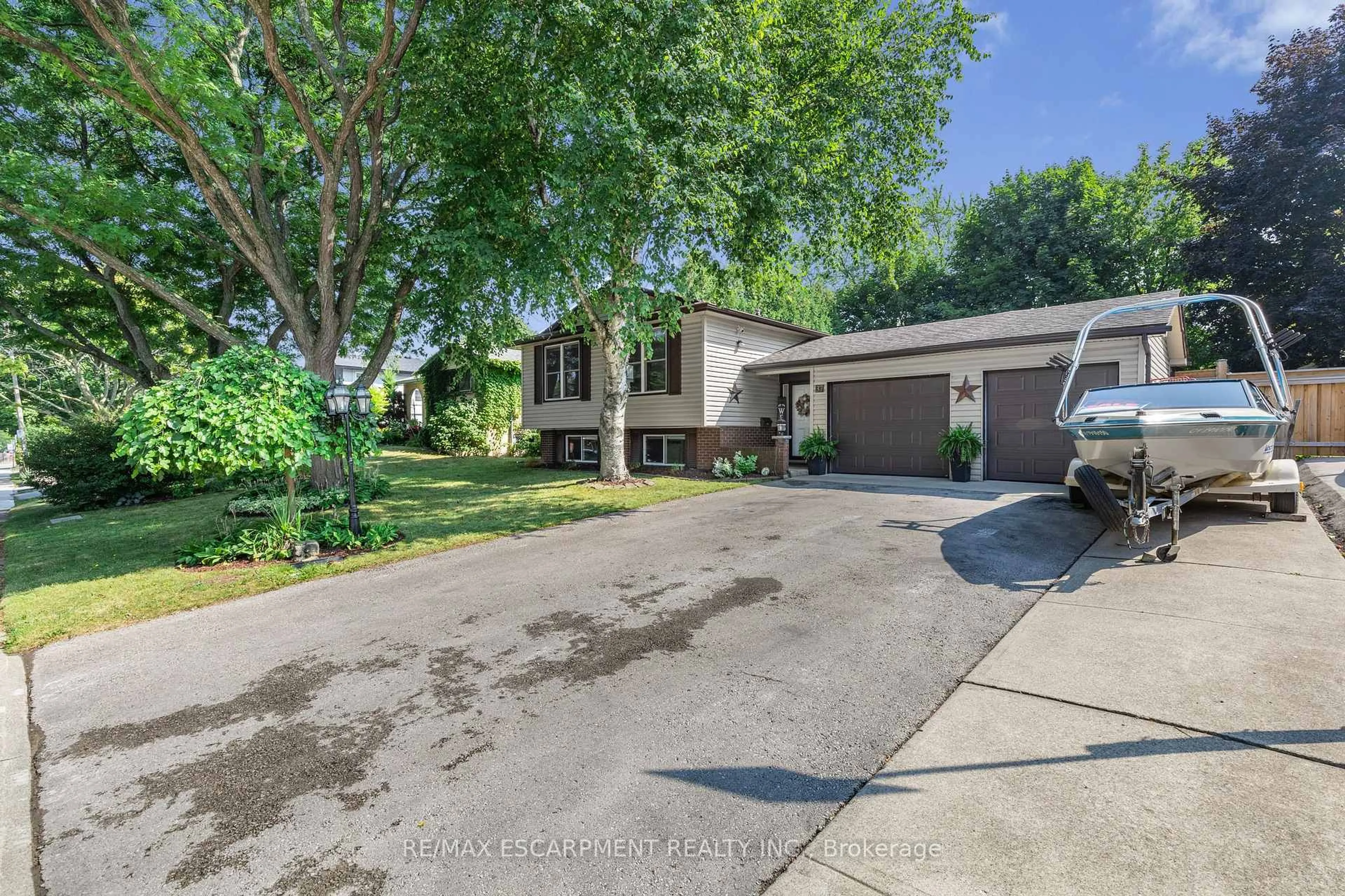 A pic from outside/outdoor area/front of a property/back of a property/a pic from drone, street for 37 Glenvale Dr, Hamilton Ontario L9C 2X5