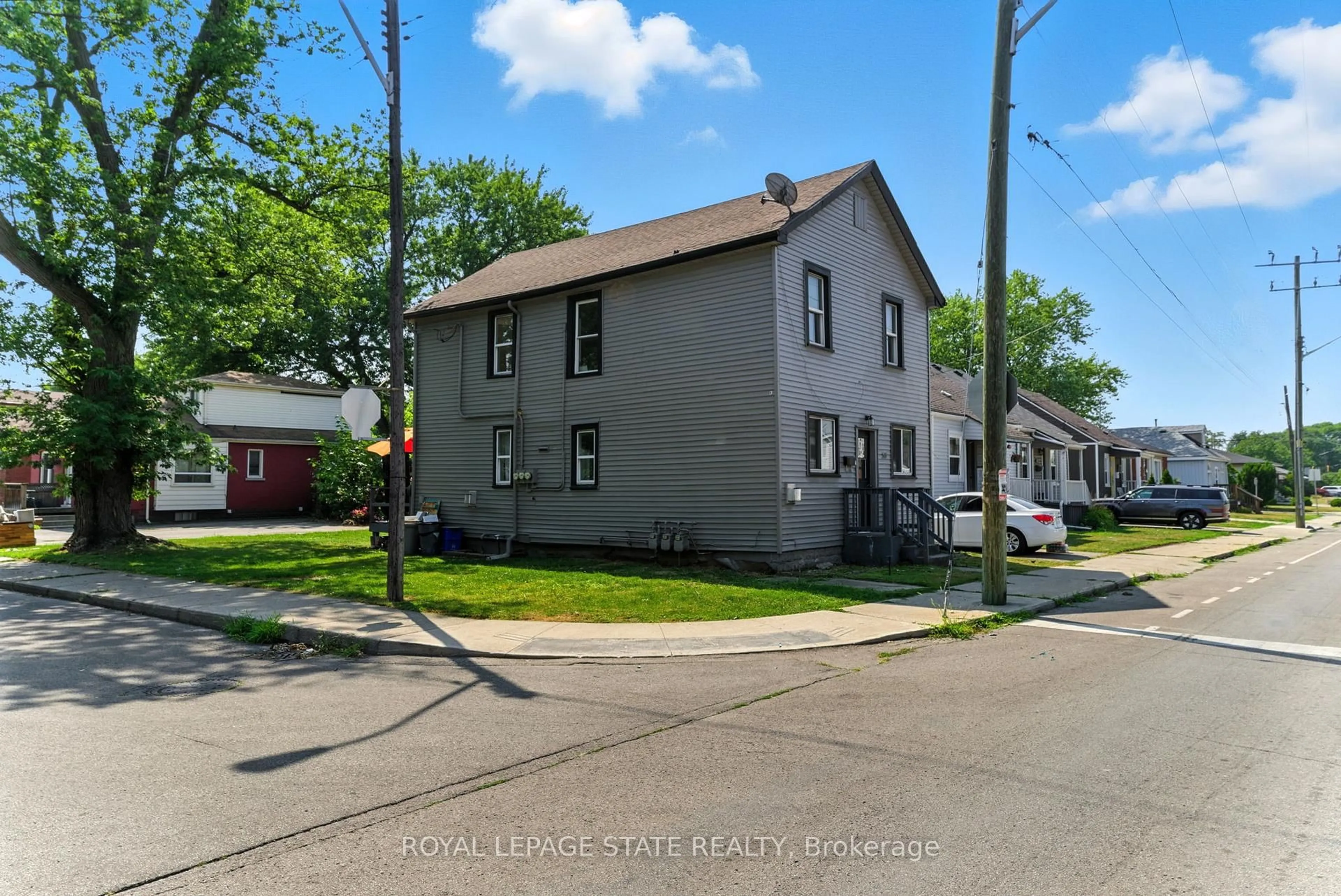 A pic from outside/outdoor area/front of a property/back of a property/a pic from drone, street for 510 Britannia Ave, Hamilton Ontario L8H 1Z6