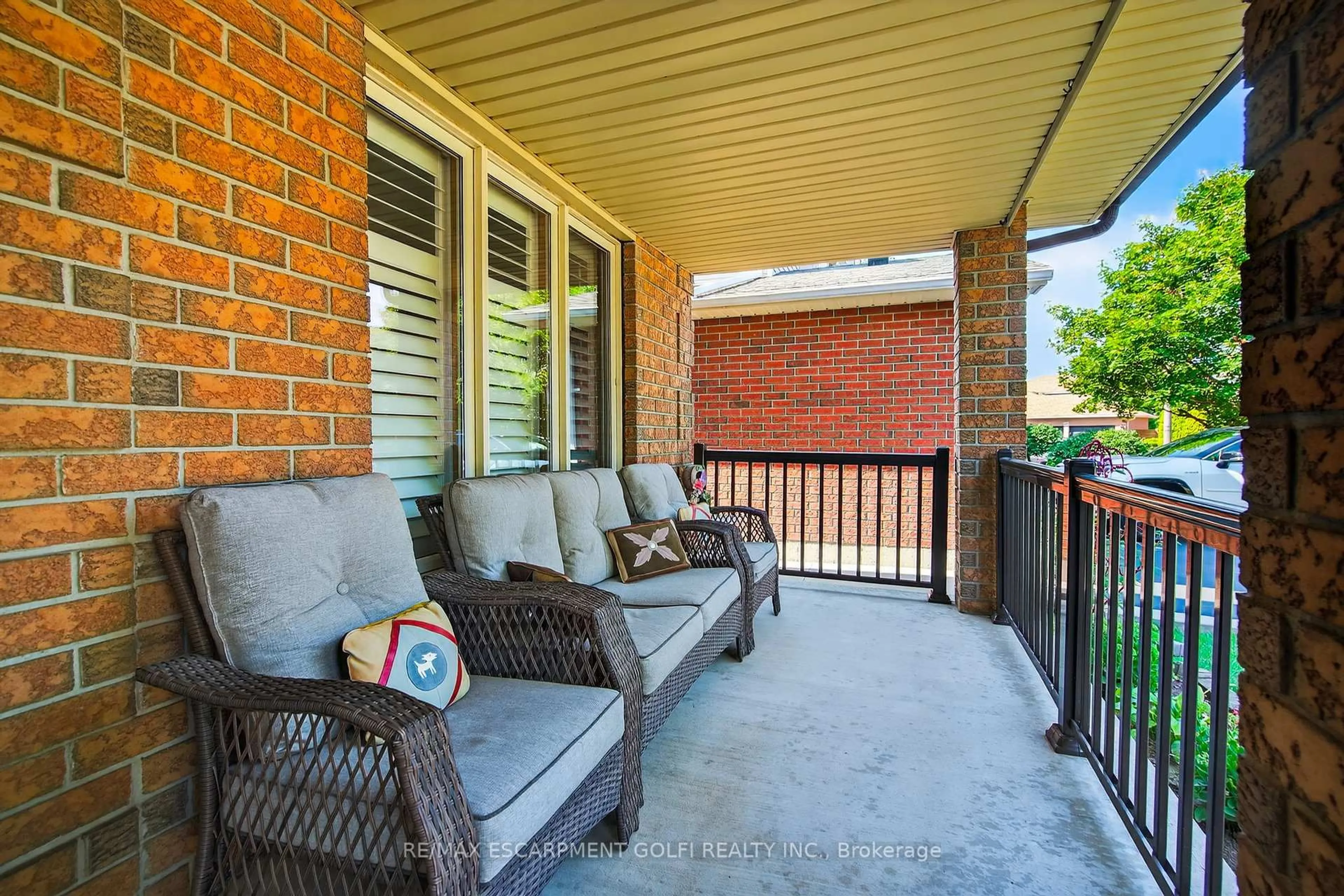 Patio, street for 194 BUTTERFIELD Crt, Hamilton Ontario L0R 1W0