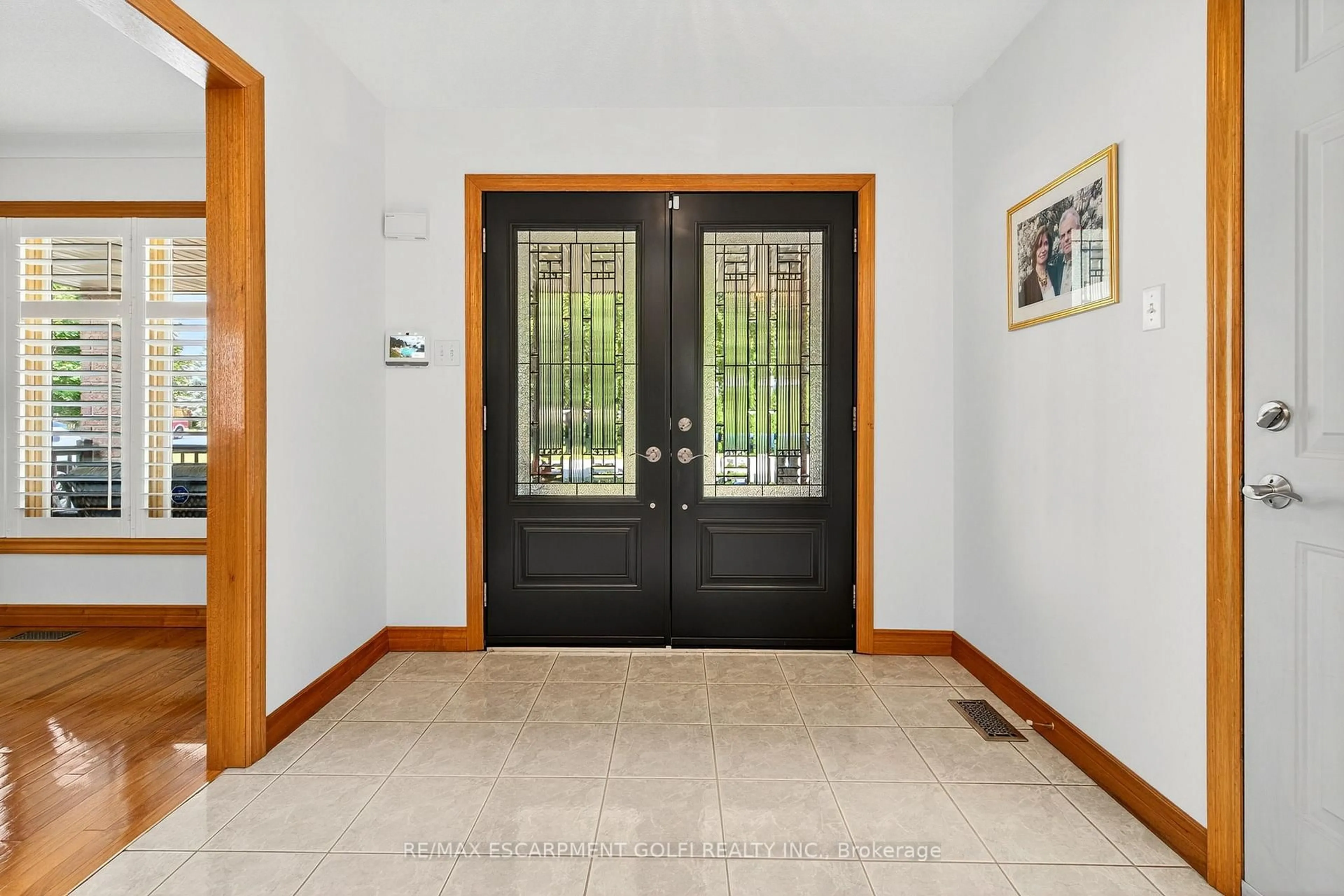 Indoor entryway for 194 BUTTERFIELD Crt, Hamilton Ontario L0R 1W0