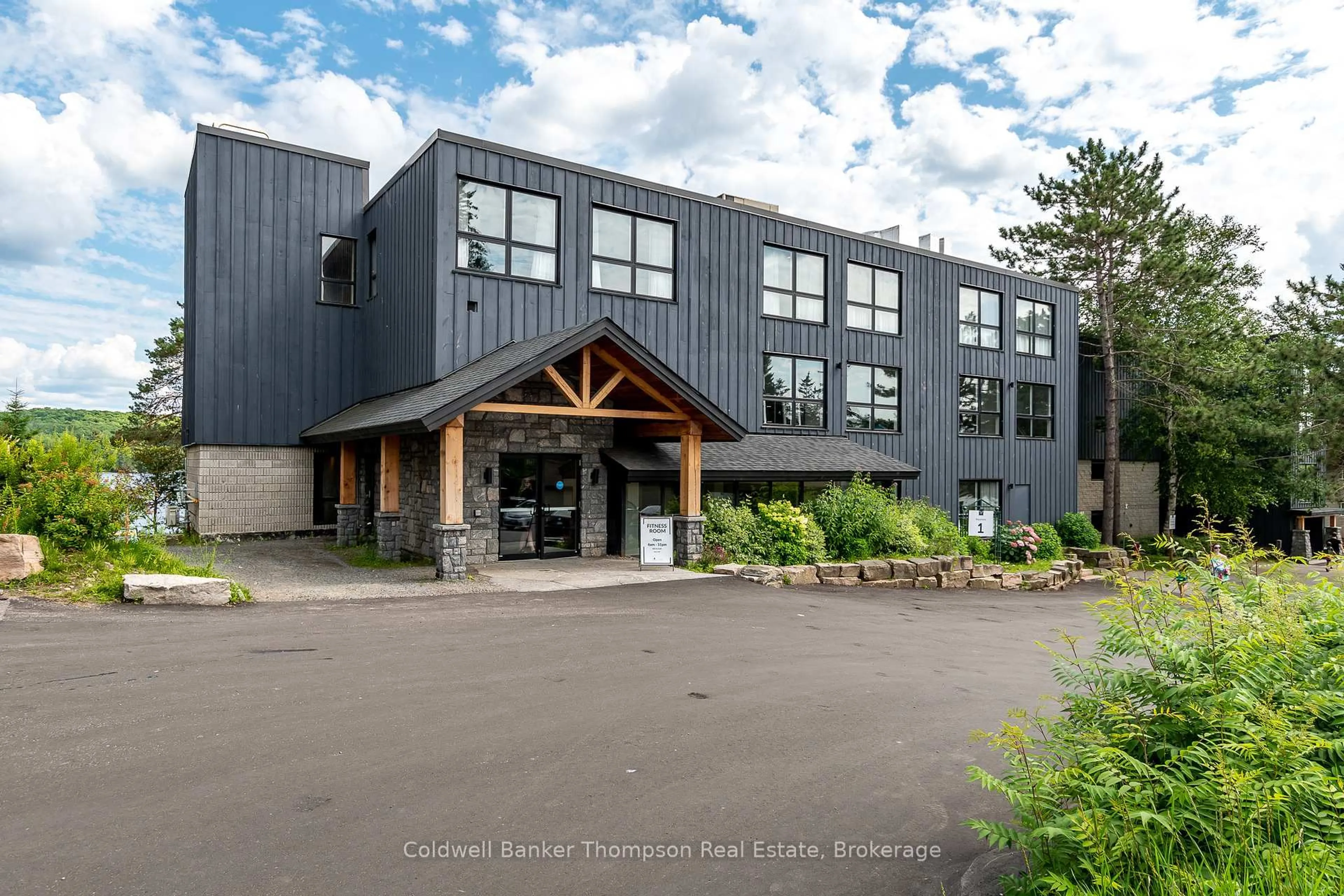Indoor foyer for 1 Deerhurst Bayshore Dr #423, Huntsville Ontario P1H 1A9