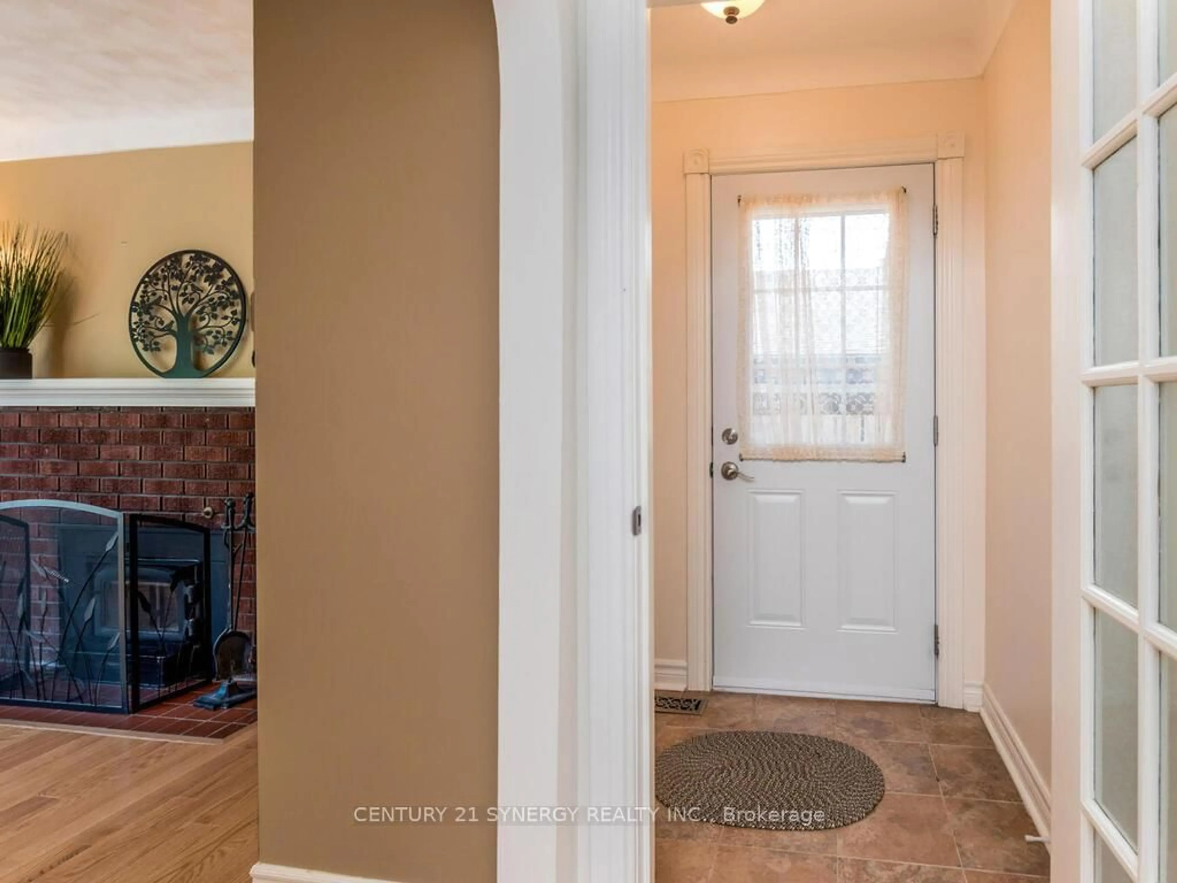 Indoor entryway for 1530 Weyburn St, Ottawa Ontario K1G 0Y5