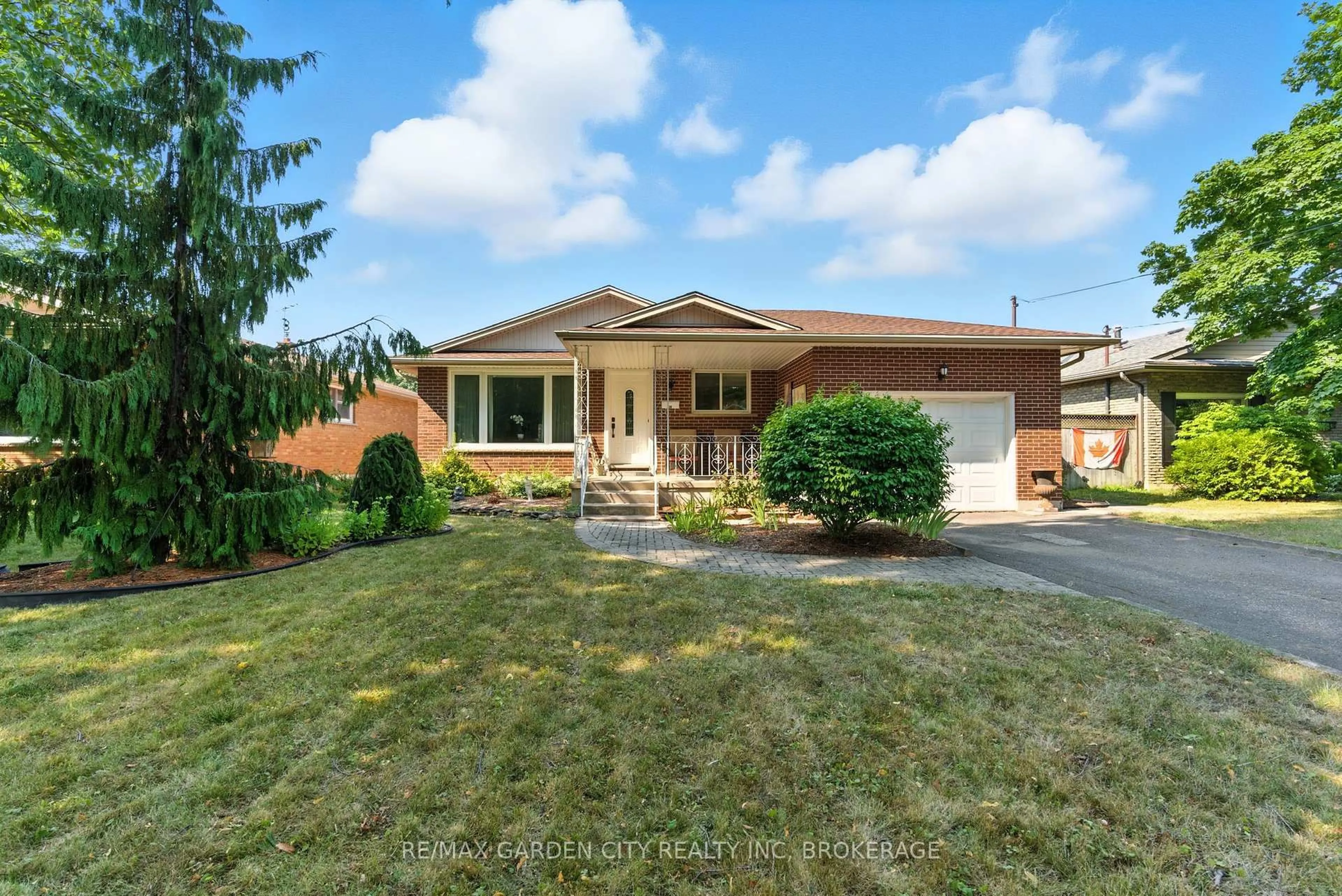 Home with brick exterior material, street for 28 Faye Cres, St. Catharines Ontario L2N 1N7