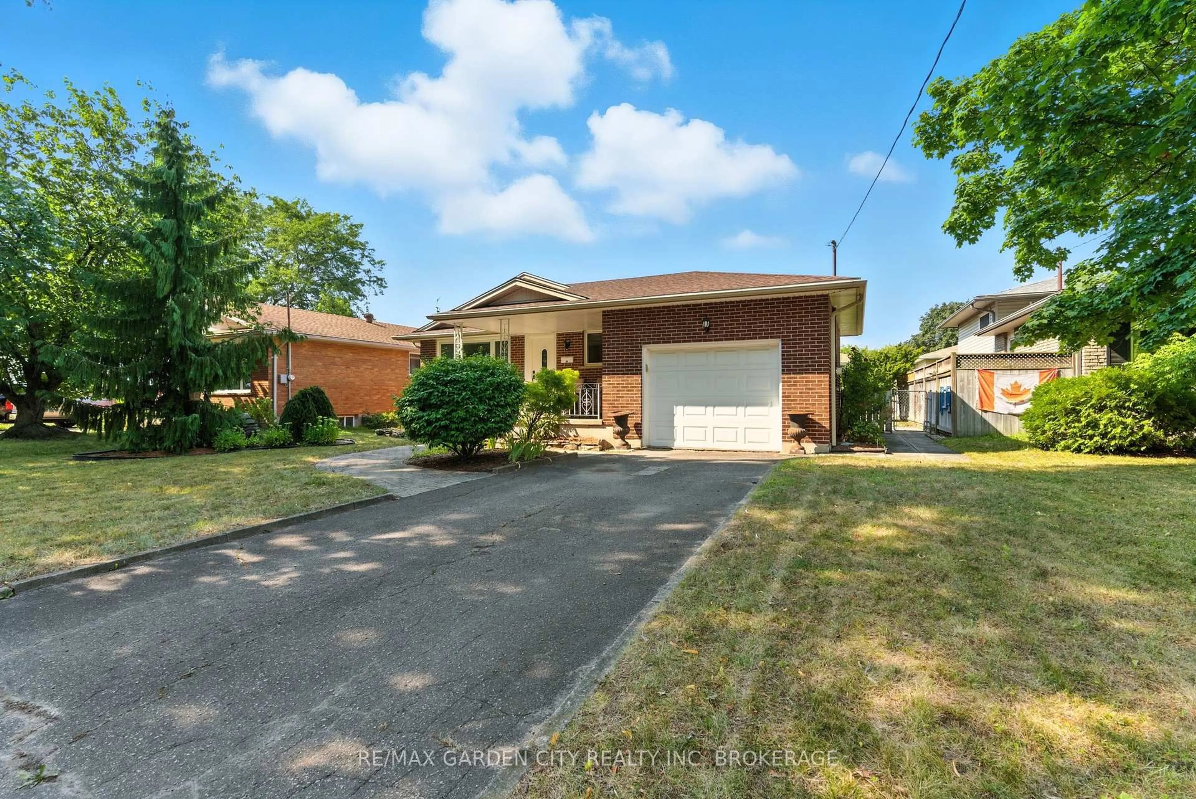 A pic from outside/outdoor area/front of a property/back of a property/a pic from drone, street for 28 Faye Cres, St. Catharines Ontario L2N 1N7
