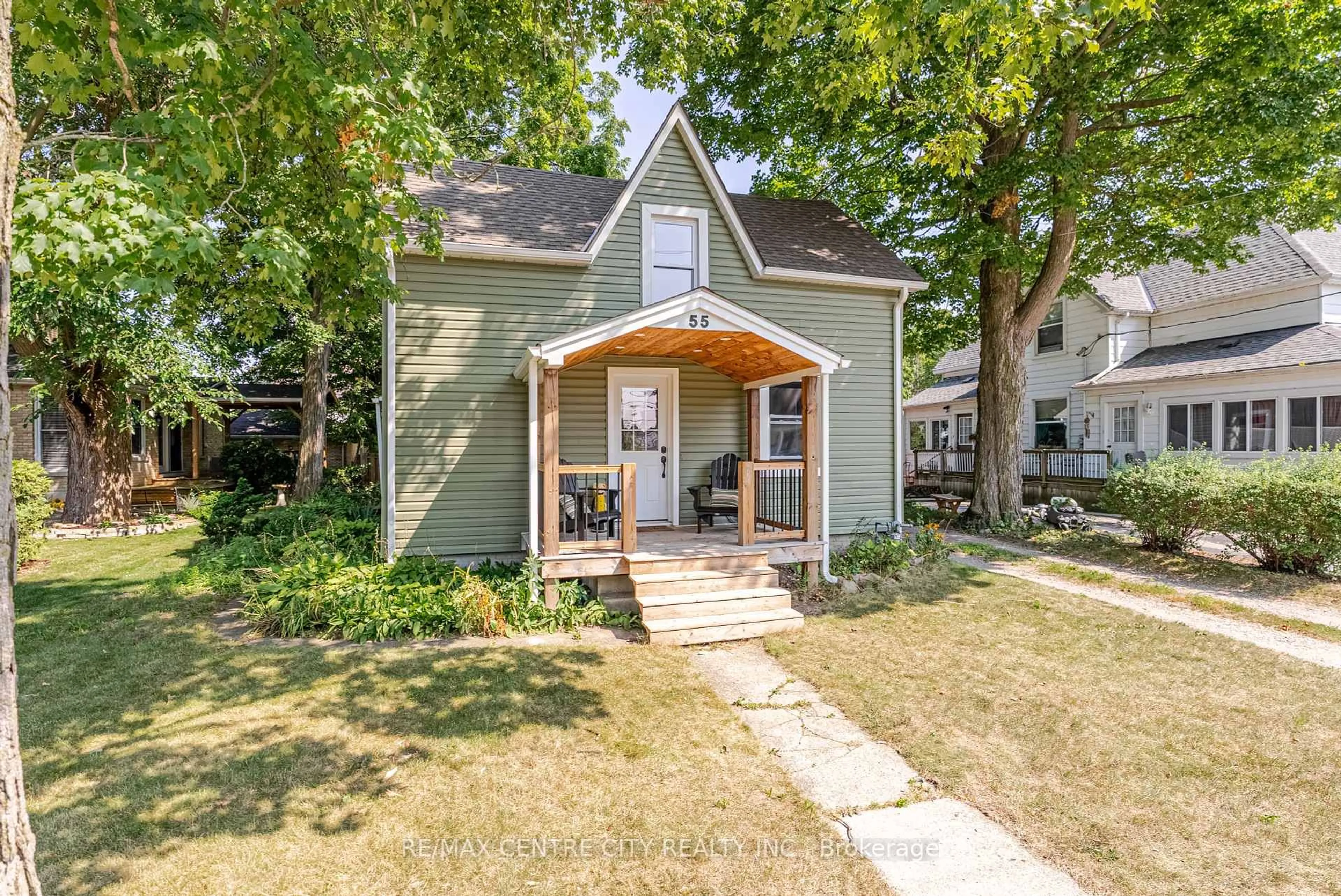 Home with vinyl exterior material, street for 55 Pine St, Aylmer Ontario N5H 1P1