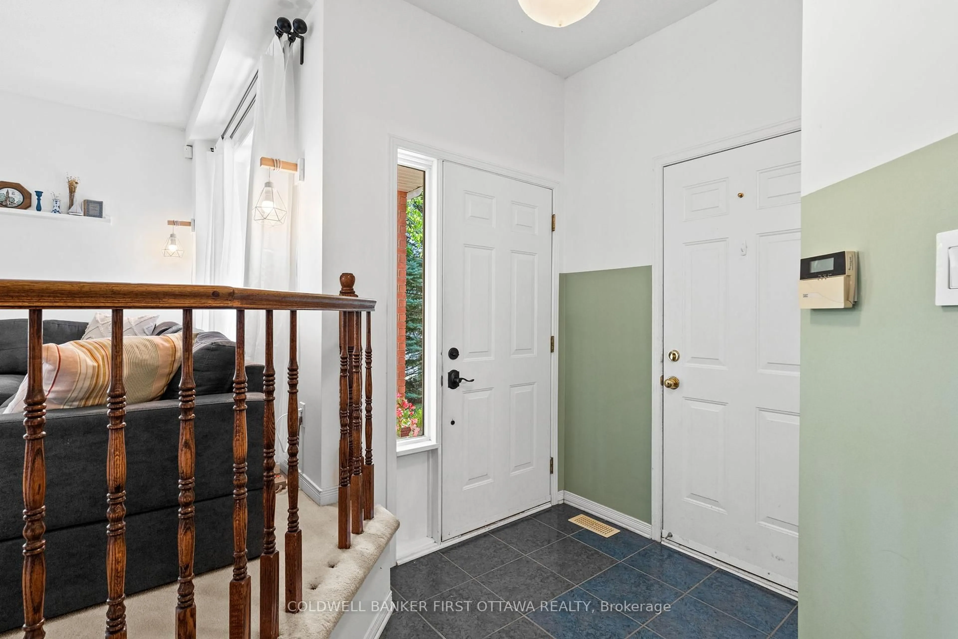 Indoor entryway for 51 HELMSDALE Dr, Ottawa Ontario K2K 2S4