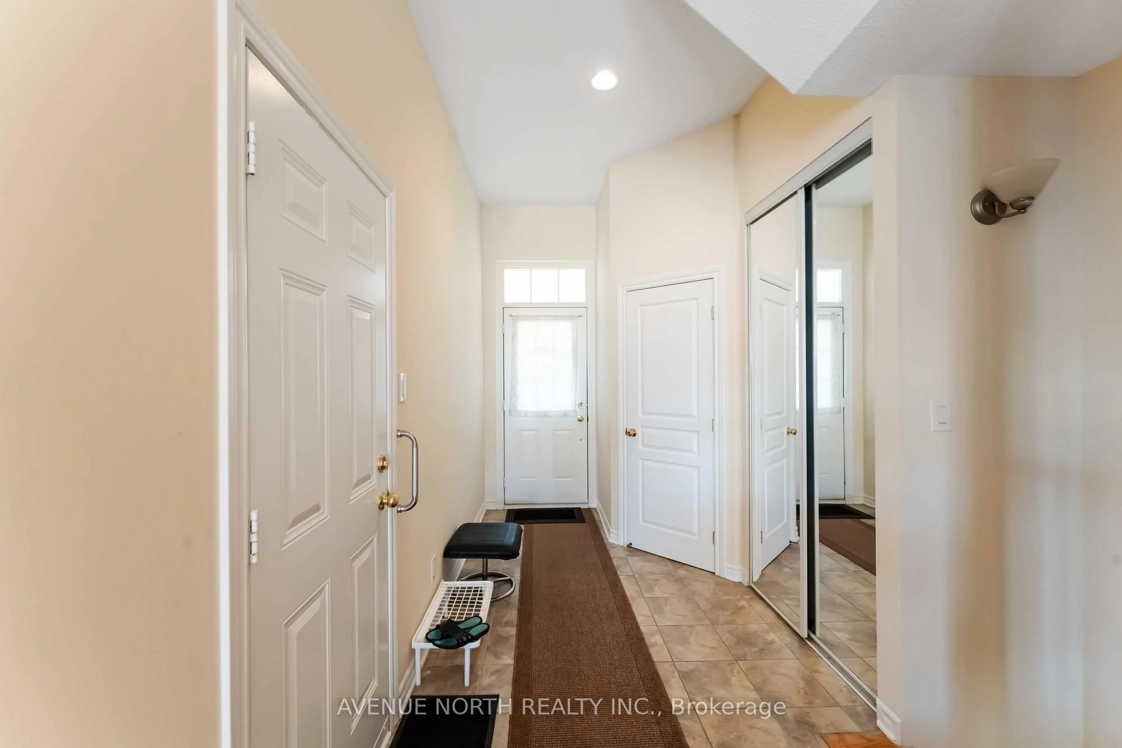 Indoor entryway for 241 Waymark Cres, Ottawa Ontario K2M 0A6