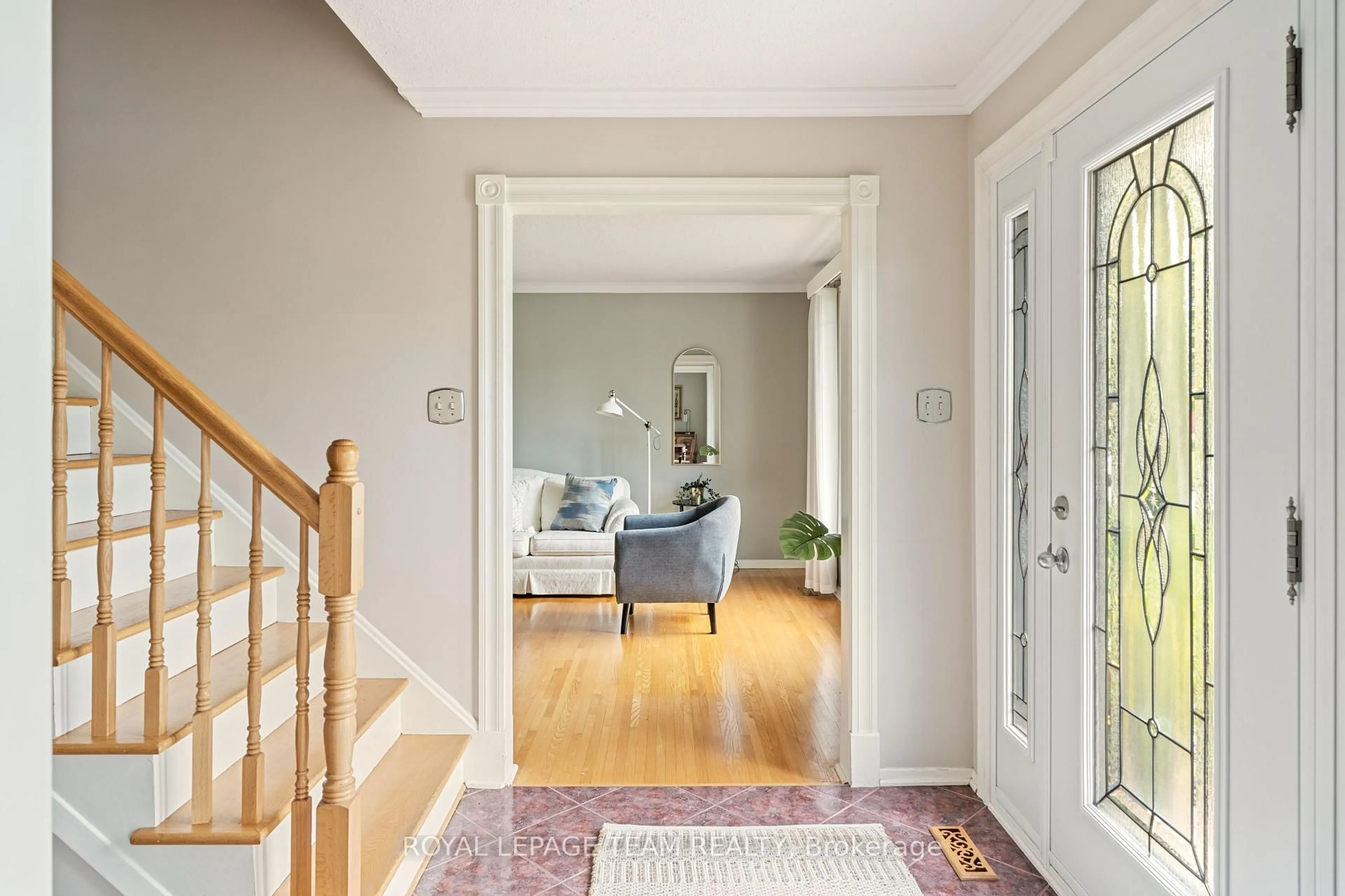 Indoor entryway for 2128 Hubbard Cres, Ottawa Ontario K1J 6L2