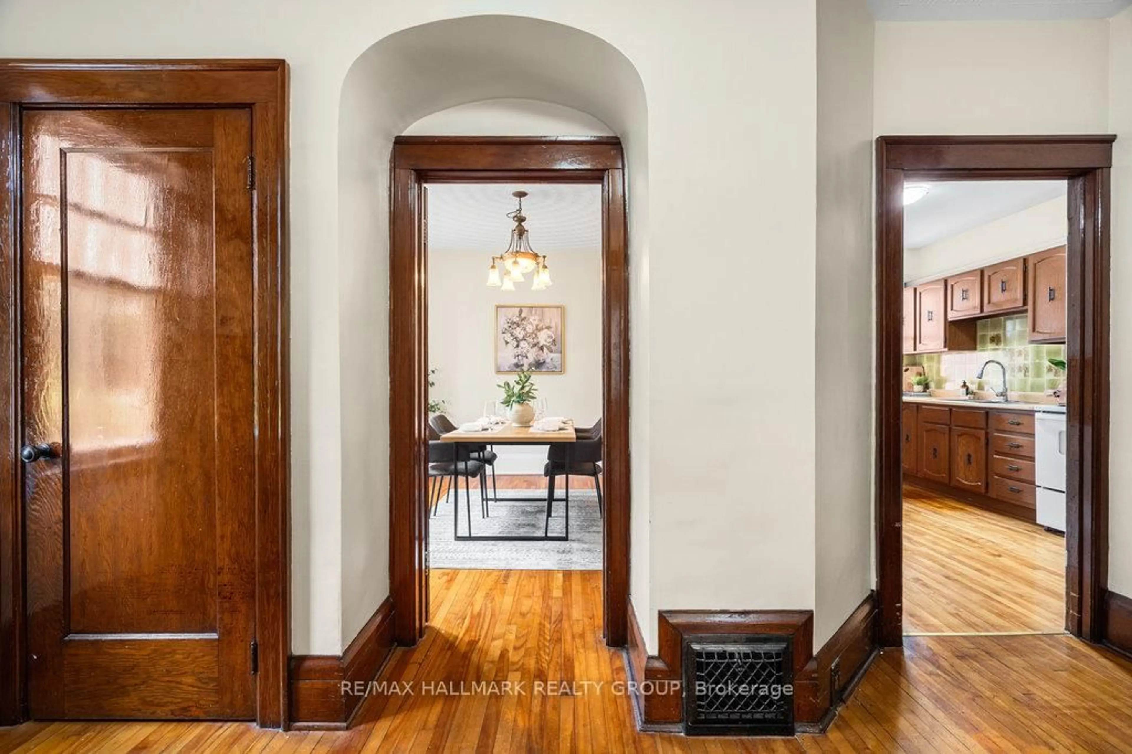 Indoor foyer for 386 First Ave, Ottawa Ontario K1S 2H1