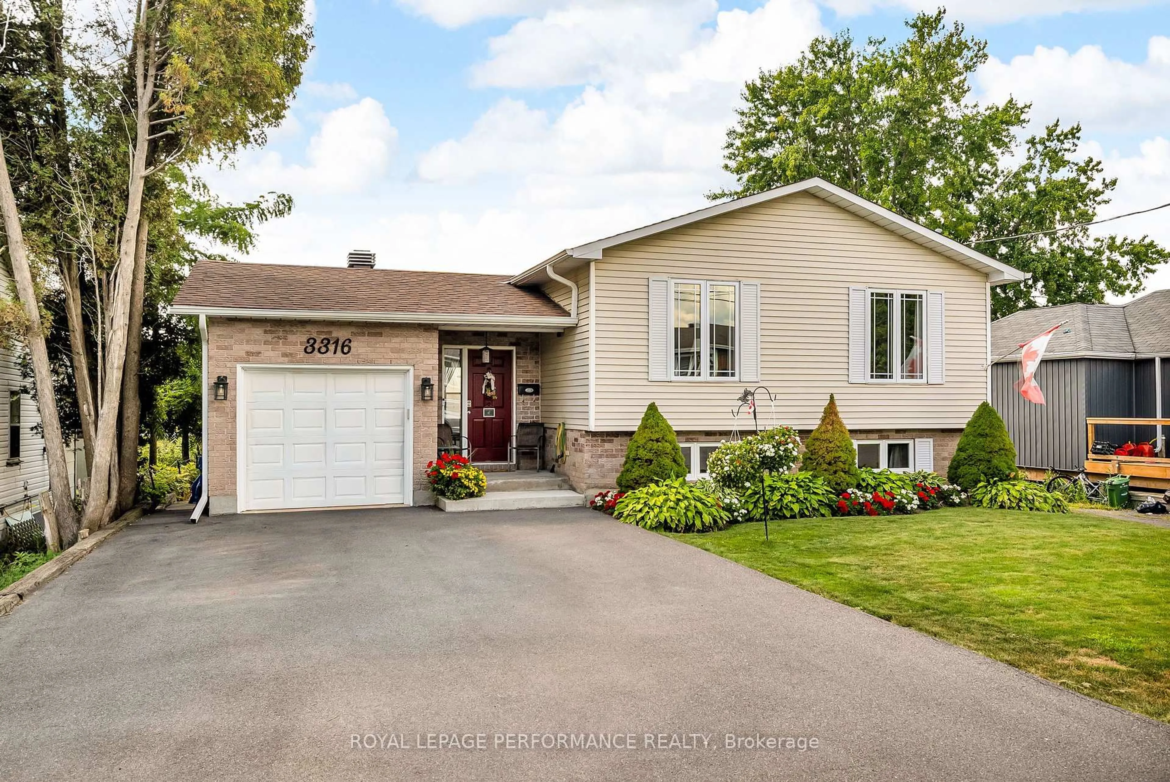 Home with vinyl exterior material, street for 3316 Duval Ave, Cornwall Ontario K6K 1C4