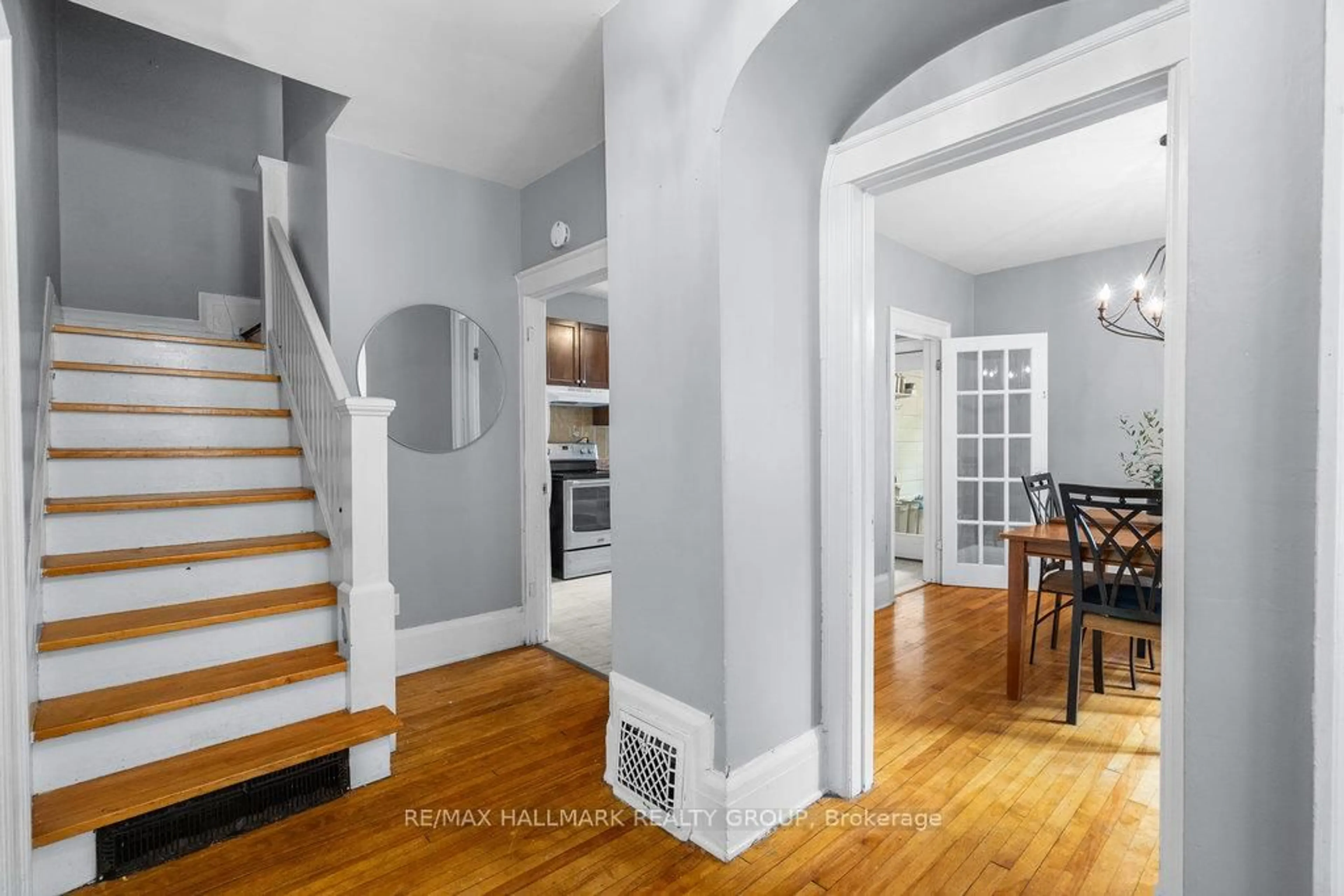 Indoor entryway for 388 First Ave, Ottawa Ontario K1S 2H1