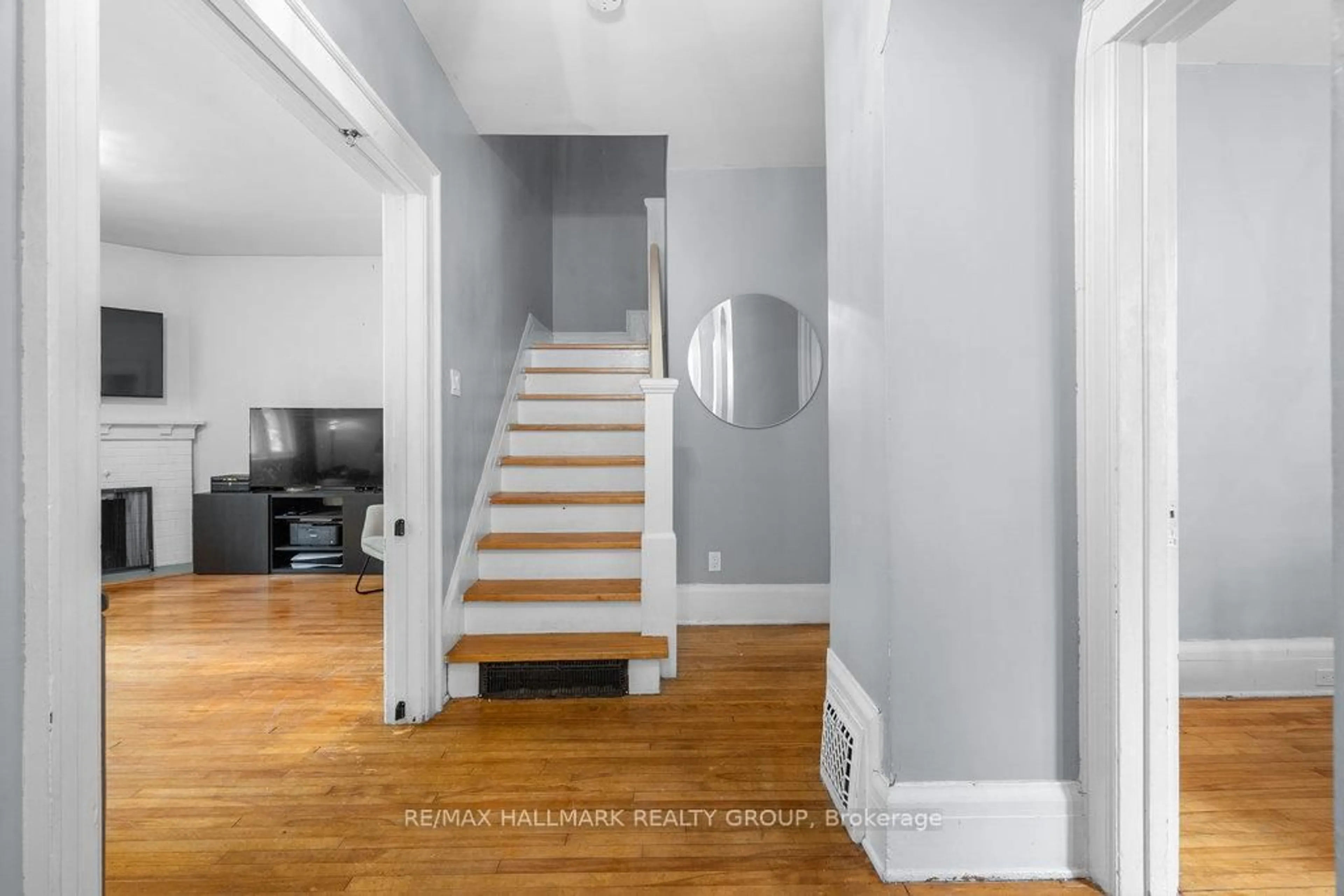 Indoor entryway for 388 First Ave, Ottawa Ontario K1S 2H1