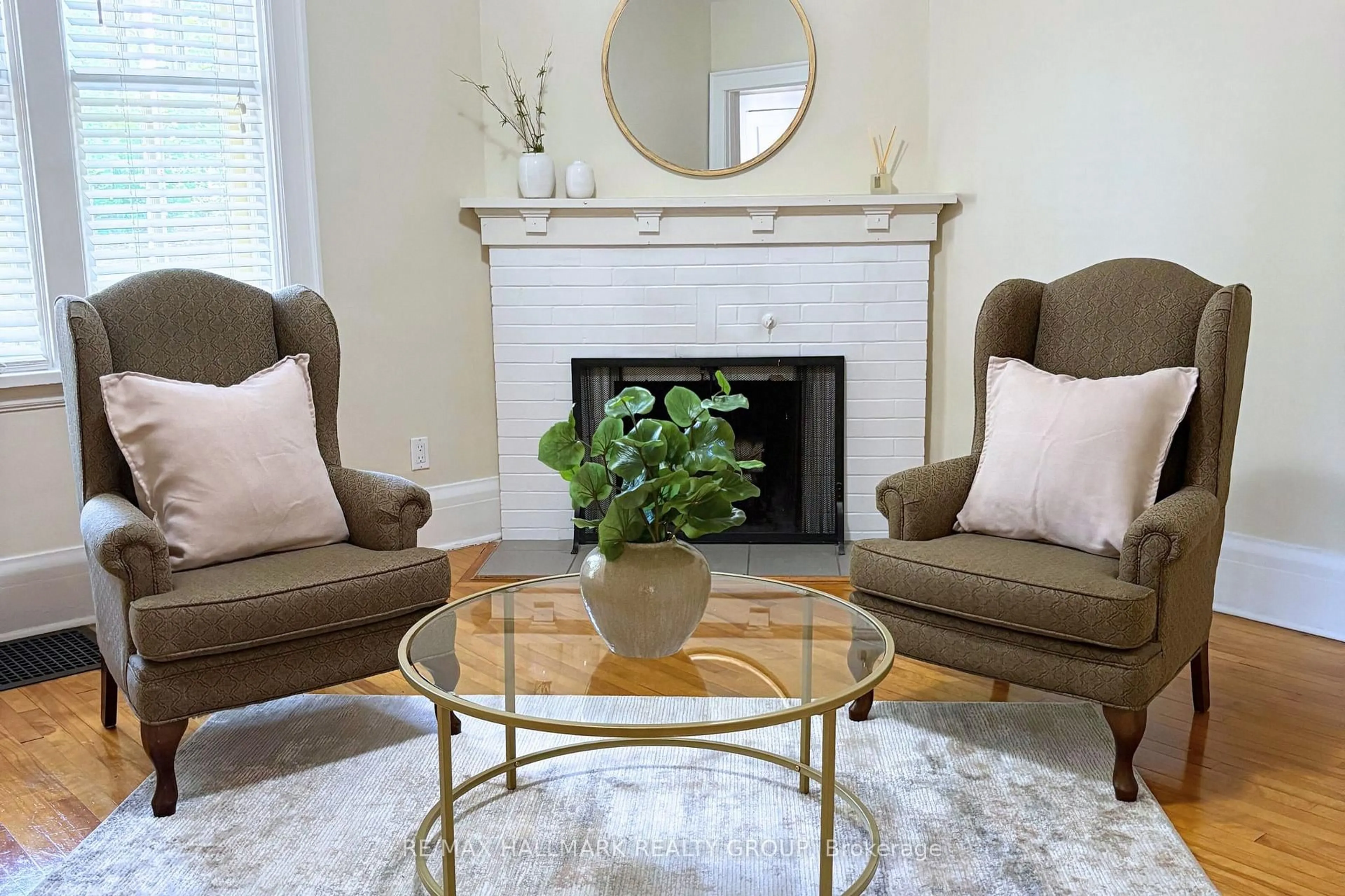Living room with furniture, unknown for 388 First Ave, Ottawa Ontario K1S 2H1