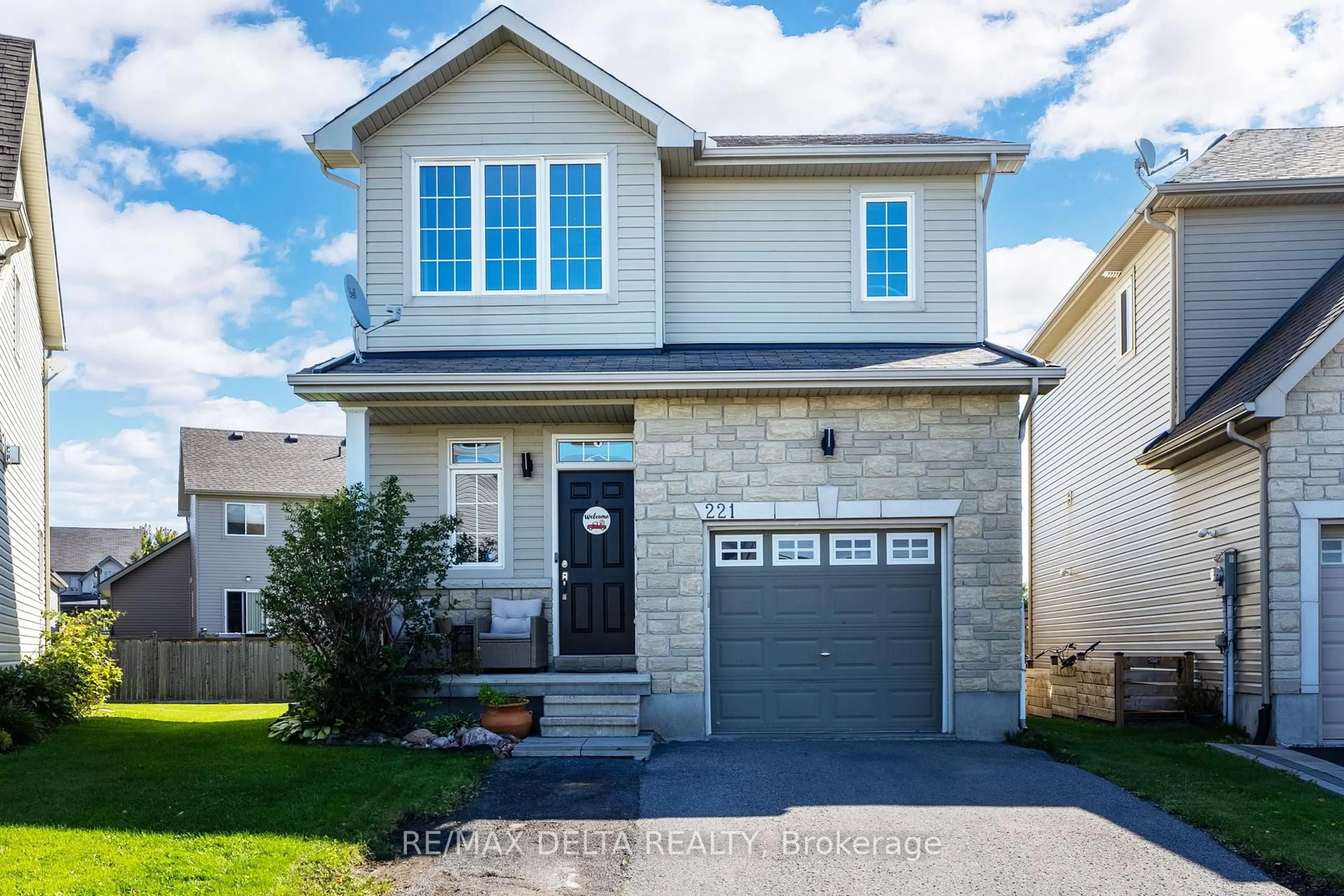 Home with vinyl exterior material, street for 221 MERCURY St, Clarence-Rockland Ontario K4K 0E8
