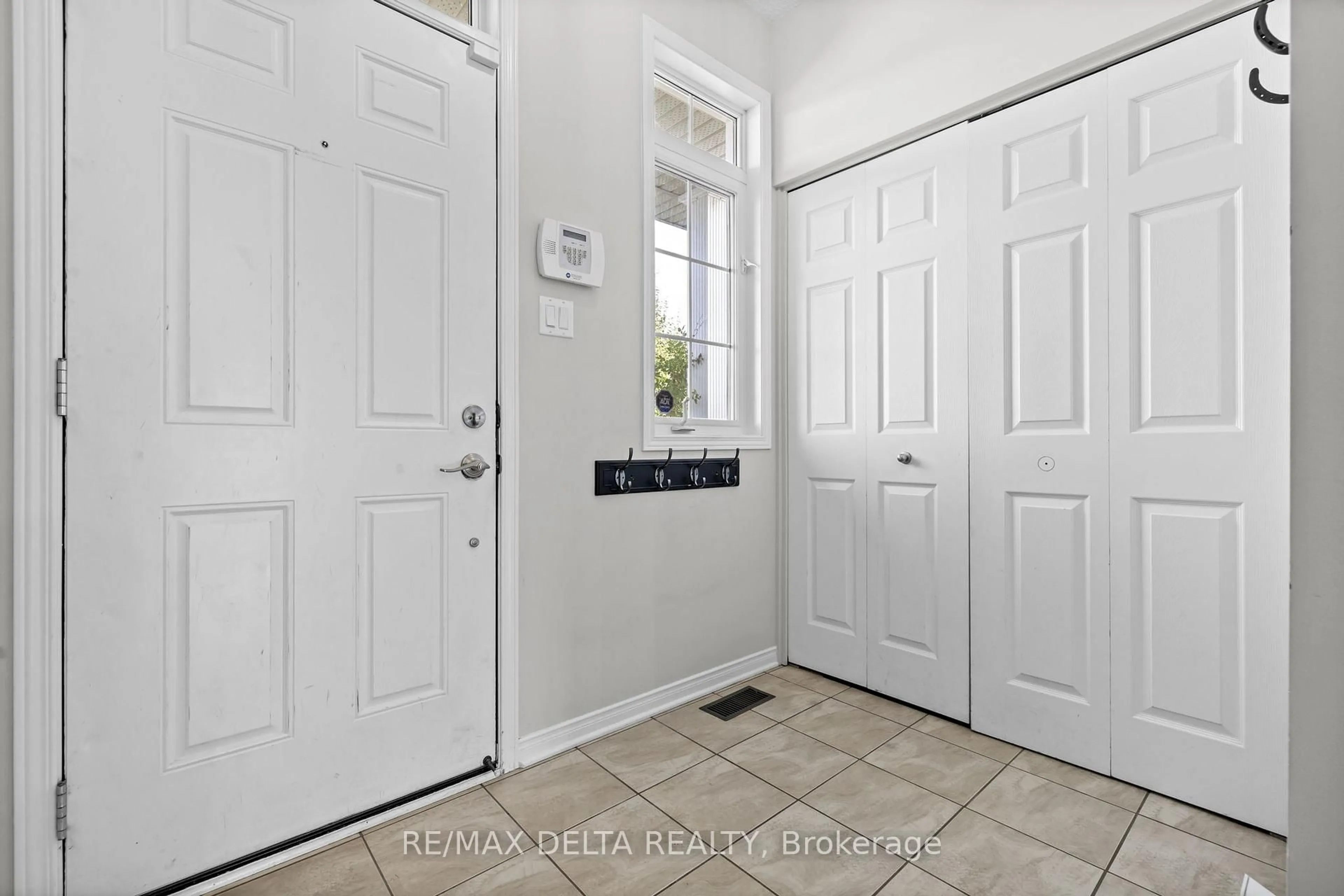 Indoor entryway for 221 MERCURY St, Clarence-Rockland Ontario K4K 0E8
