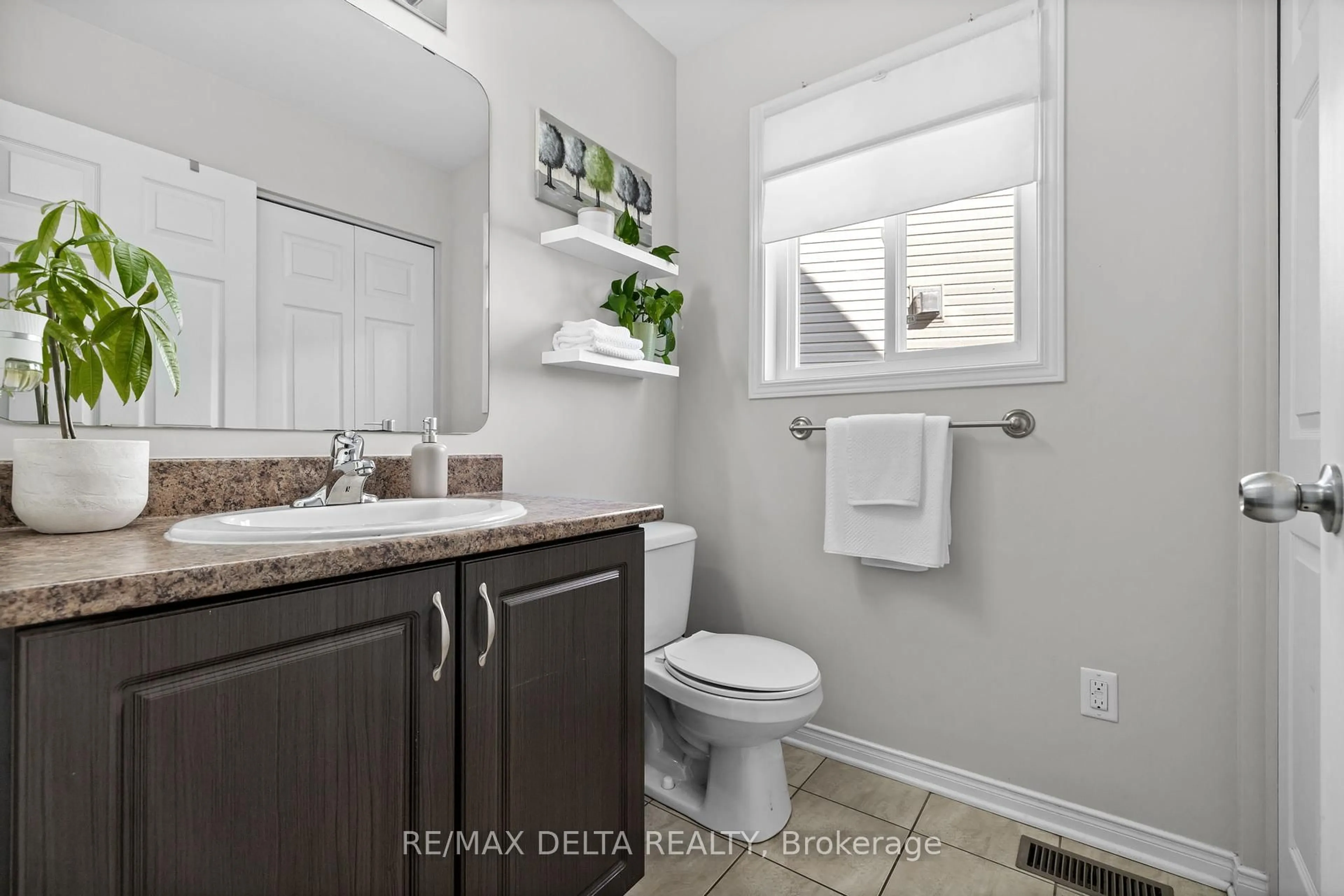Standard bathroom, ceramic/tile floor for 221 MERCURY St, Clarence-Rockland Ontario K4K 0E8