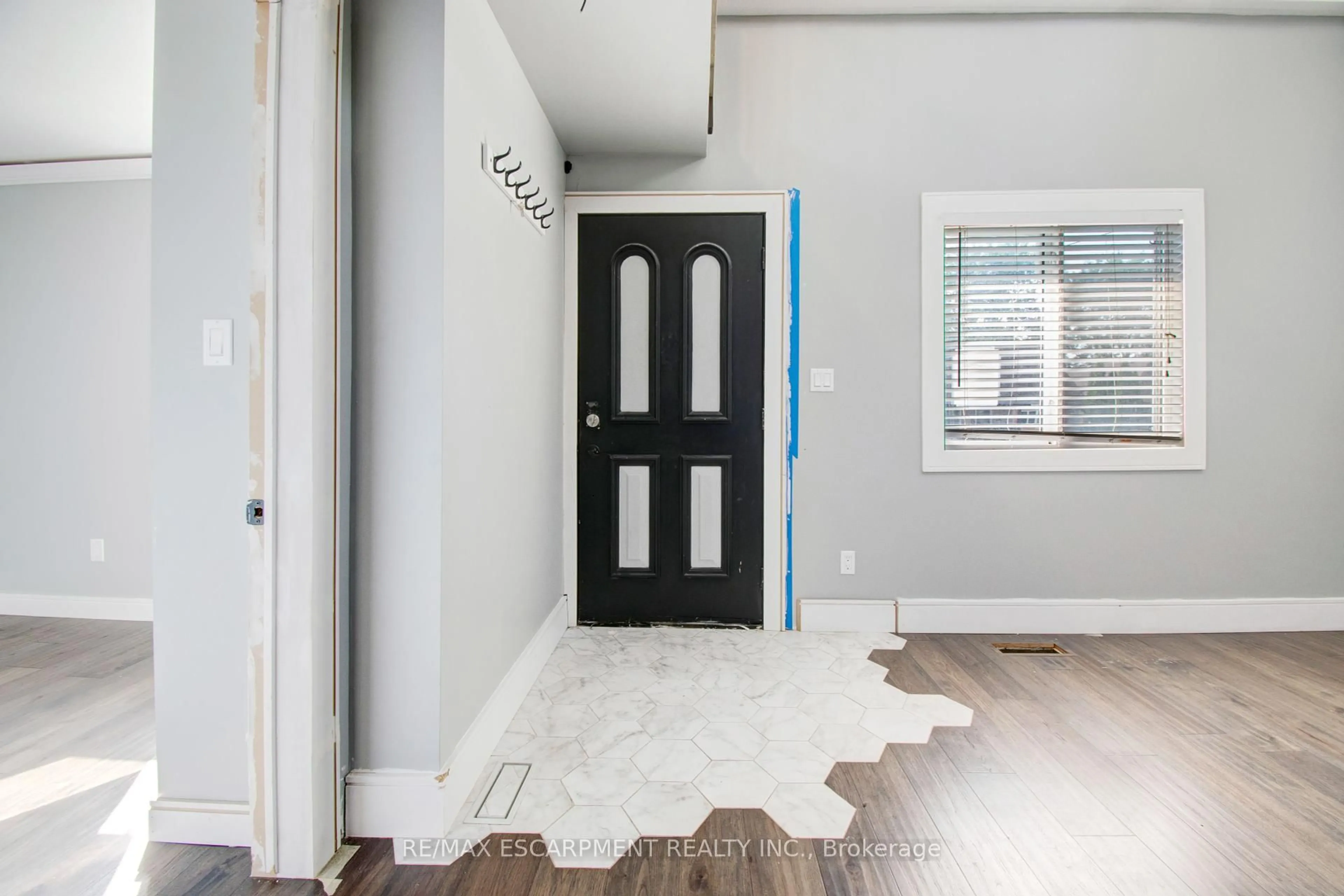Indoor entryway for 85 East 17th St, Hamilton Ontario L8V 4B1