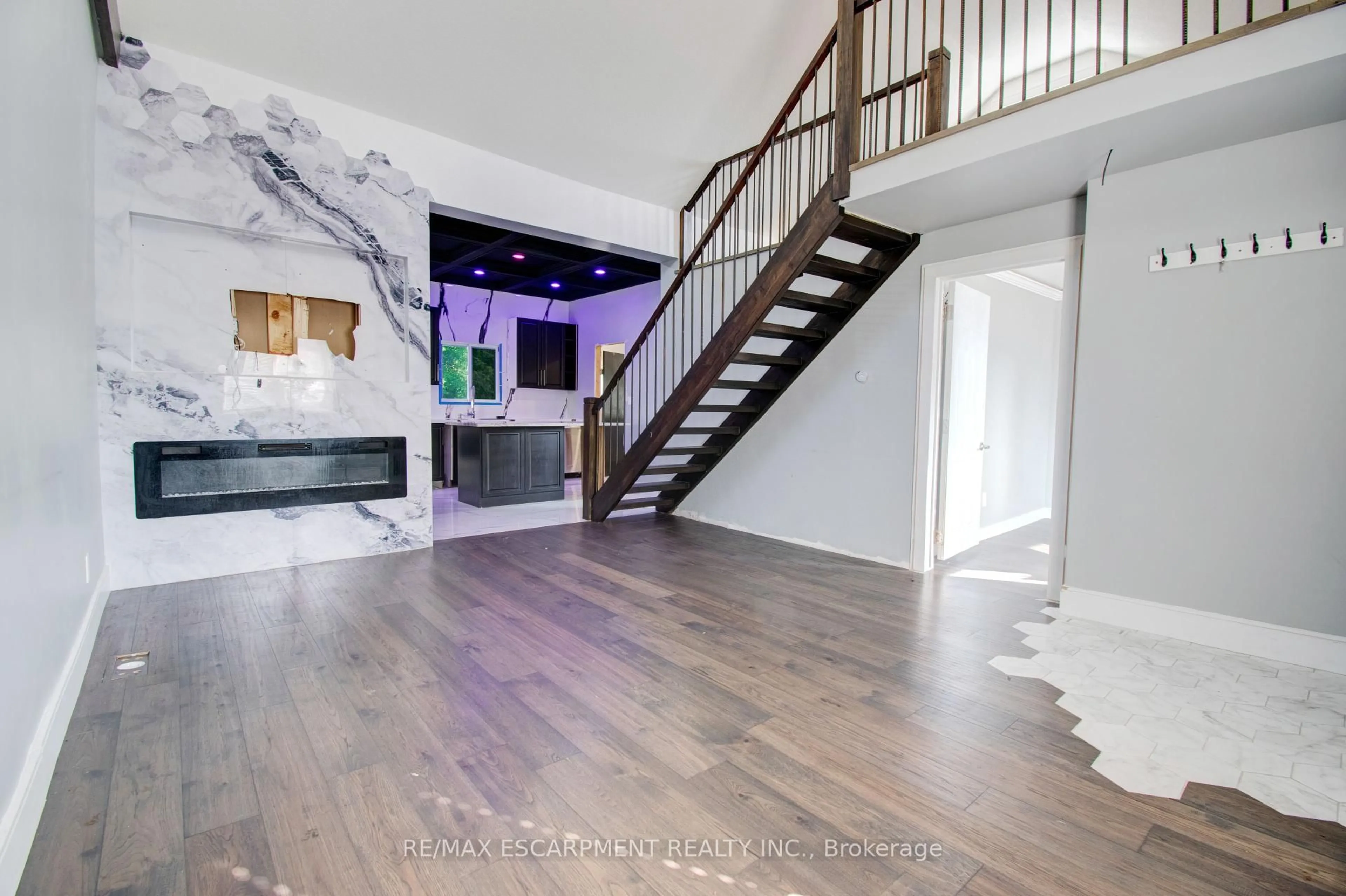 Indoor entryway for 85 East 17th St, Hamilton Ontario L8V 4B1