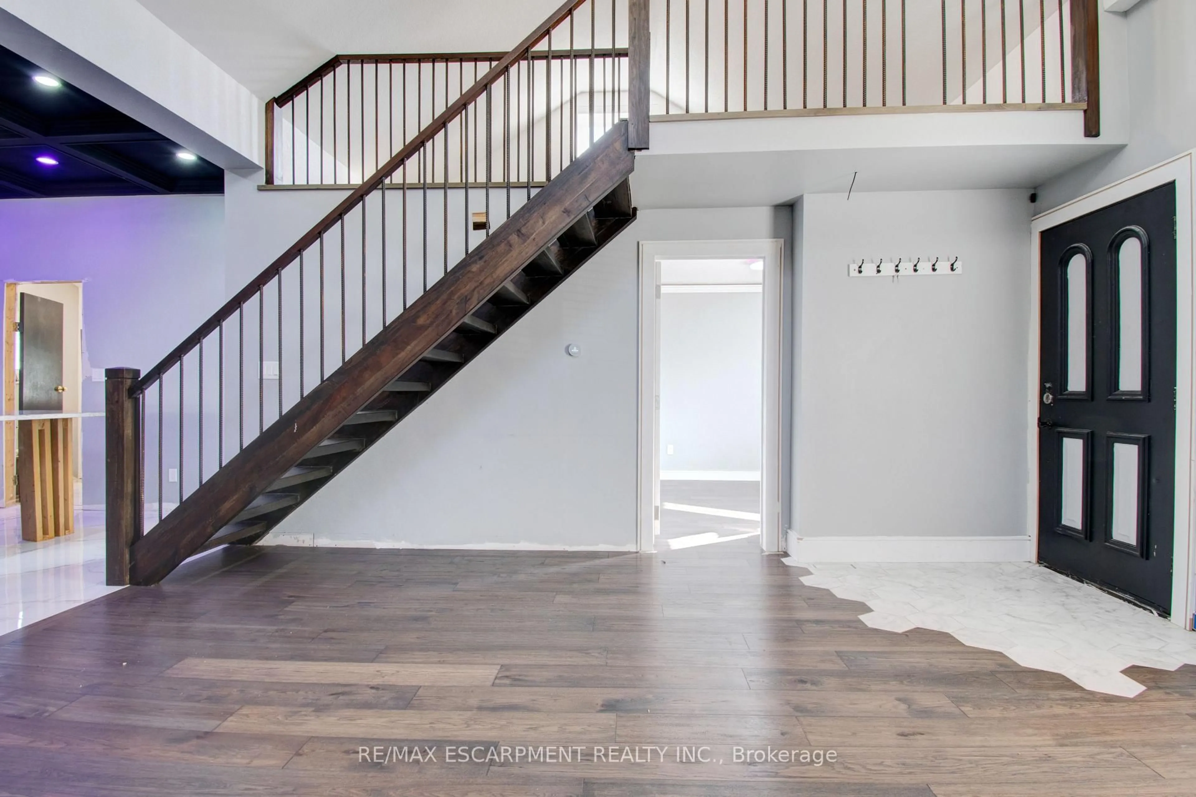 Indoor entryway for 85 East 17th St, Hamilton Ontario L8V 4B1