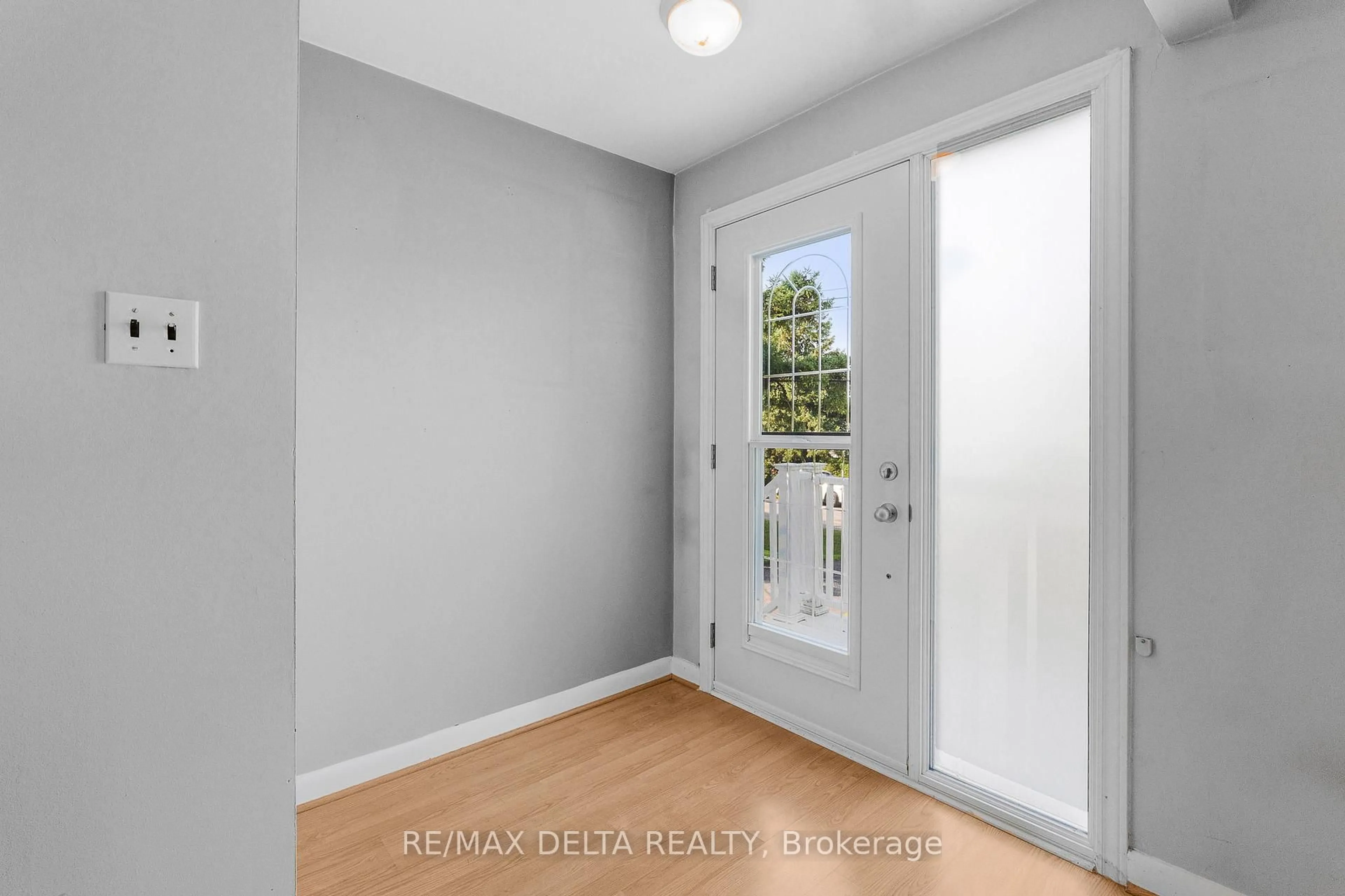 Indoor entryway for 1115 Cholette Cres, Orleans Ontario K1C 1T4
