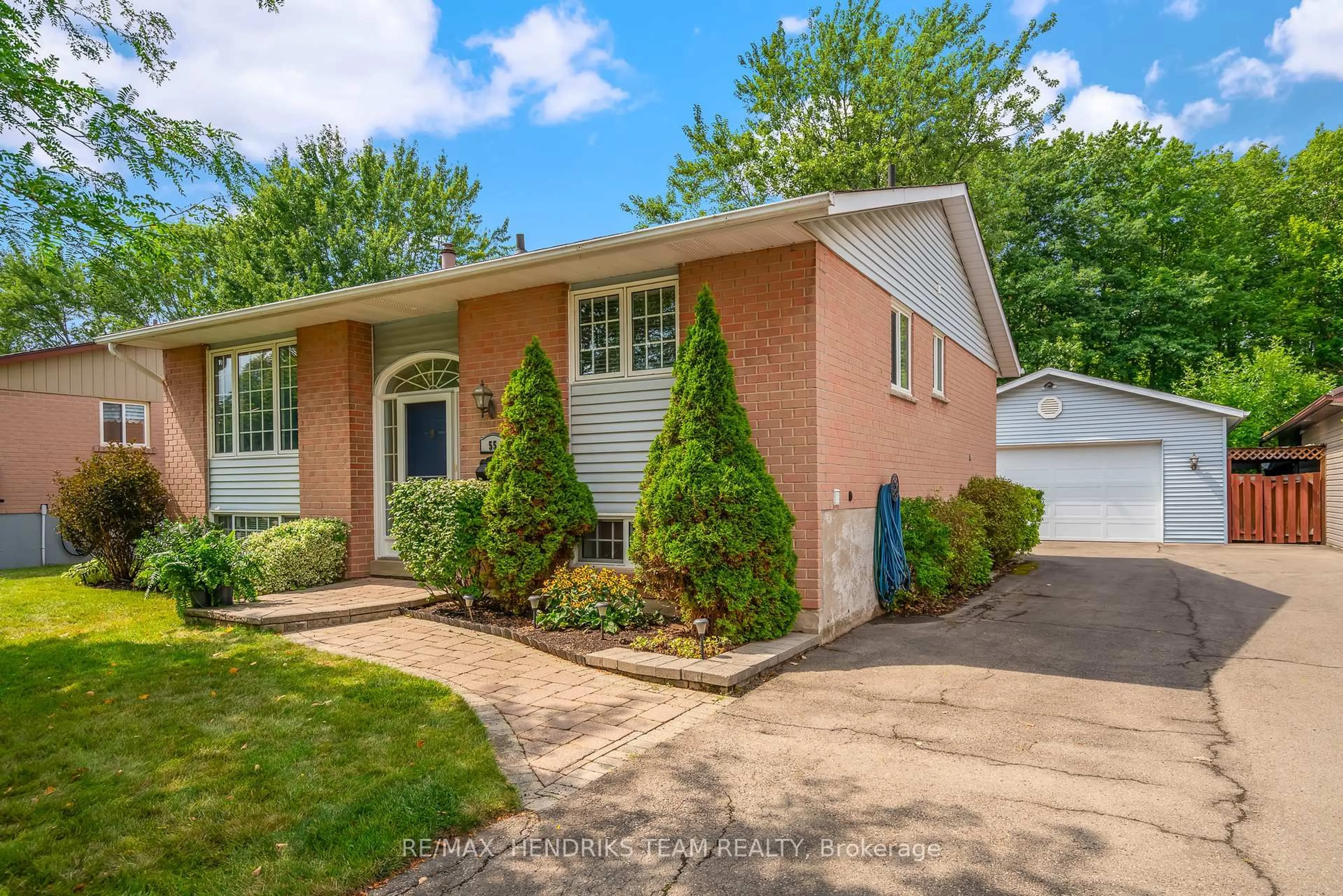 Home with brick exterior material, street for 55 Leaside Dr, Welland Ontario L3C 6B3