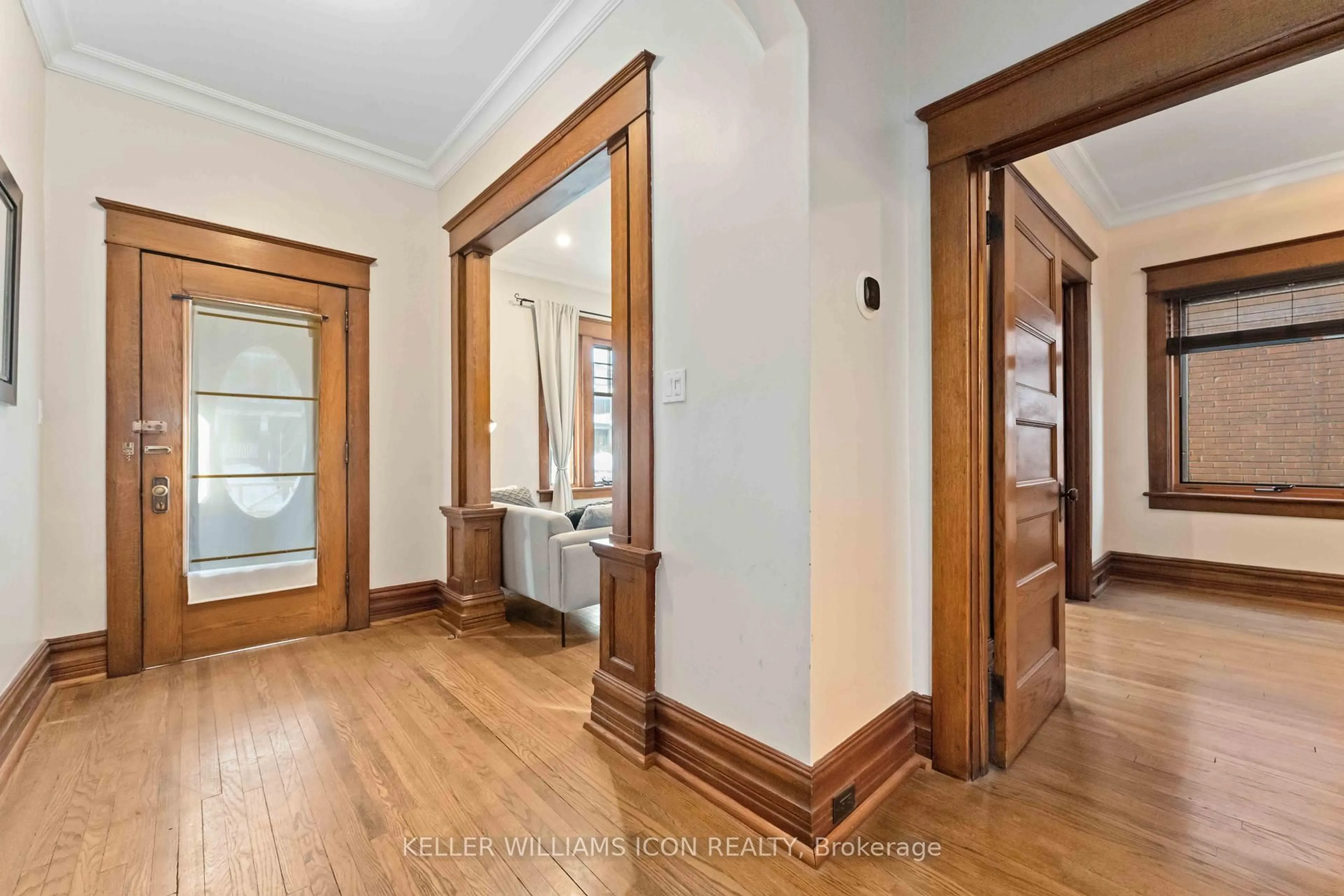 Indoor foyer for 229 Powell Ave, Ottawa Ontario K1S 2A4