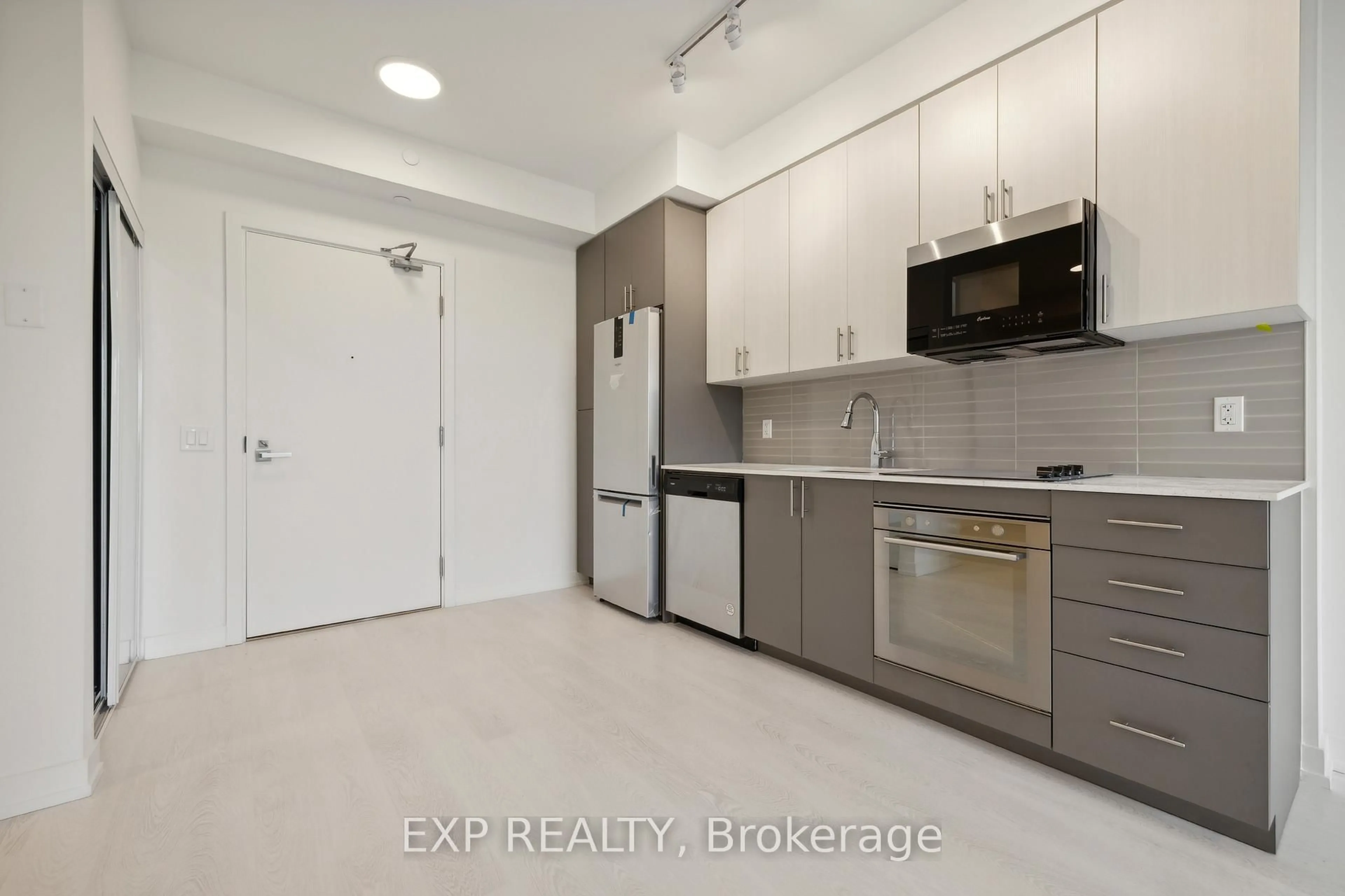 Standard kitchen, unknown for 415 Main St #514, Hamilton Ontario L8P 0C9