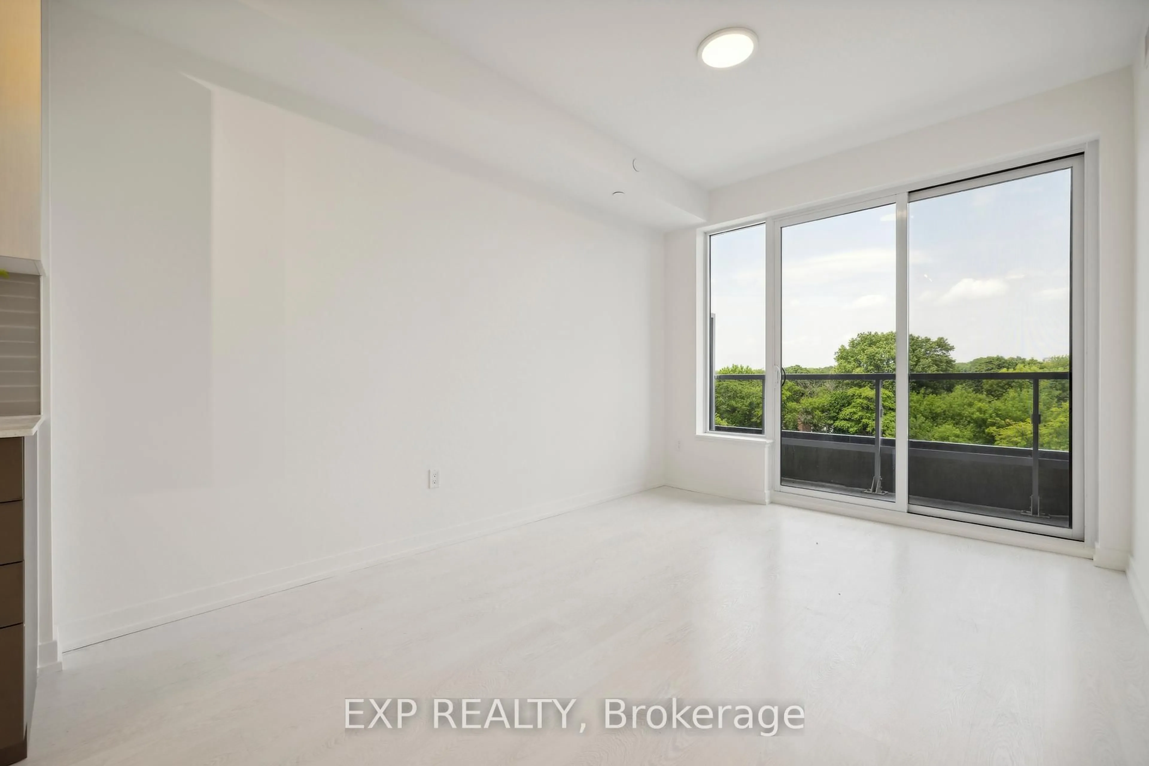 A pic of a room for 415 Main St #514, Hamilton Ontario L8P 0C9