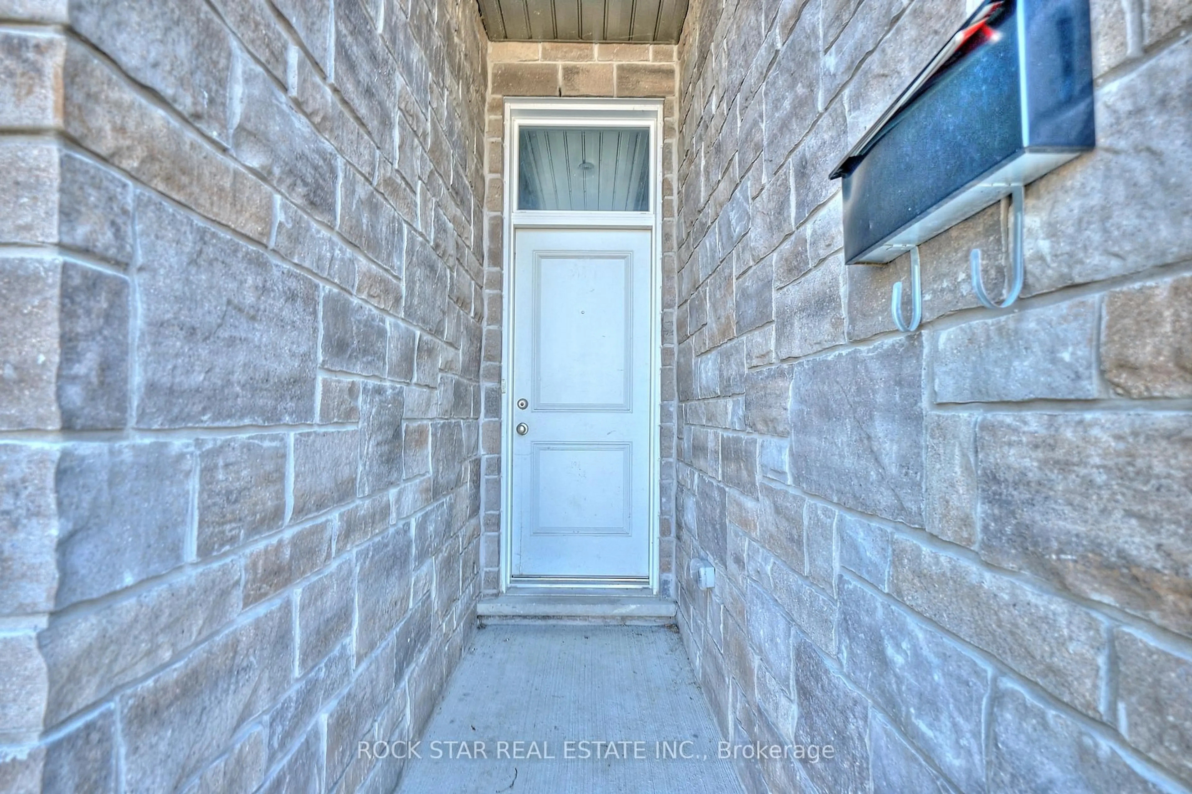 Indoor entryway for 66B Battle St, Thorold Ontario L2V 3W7