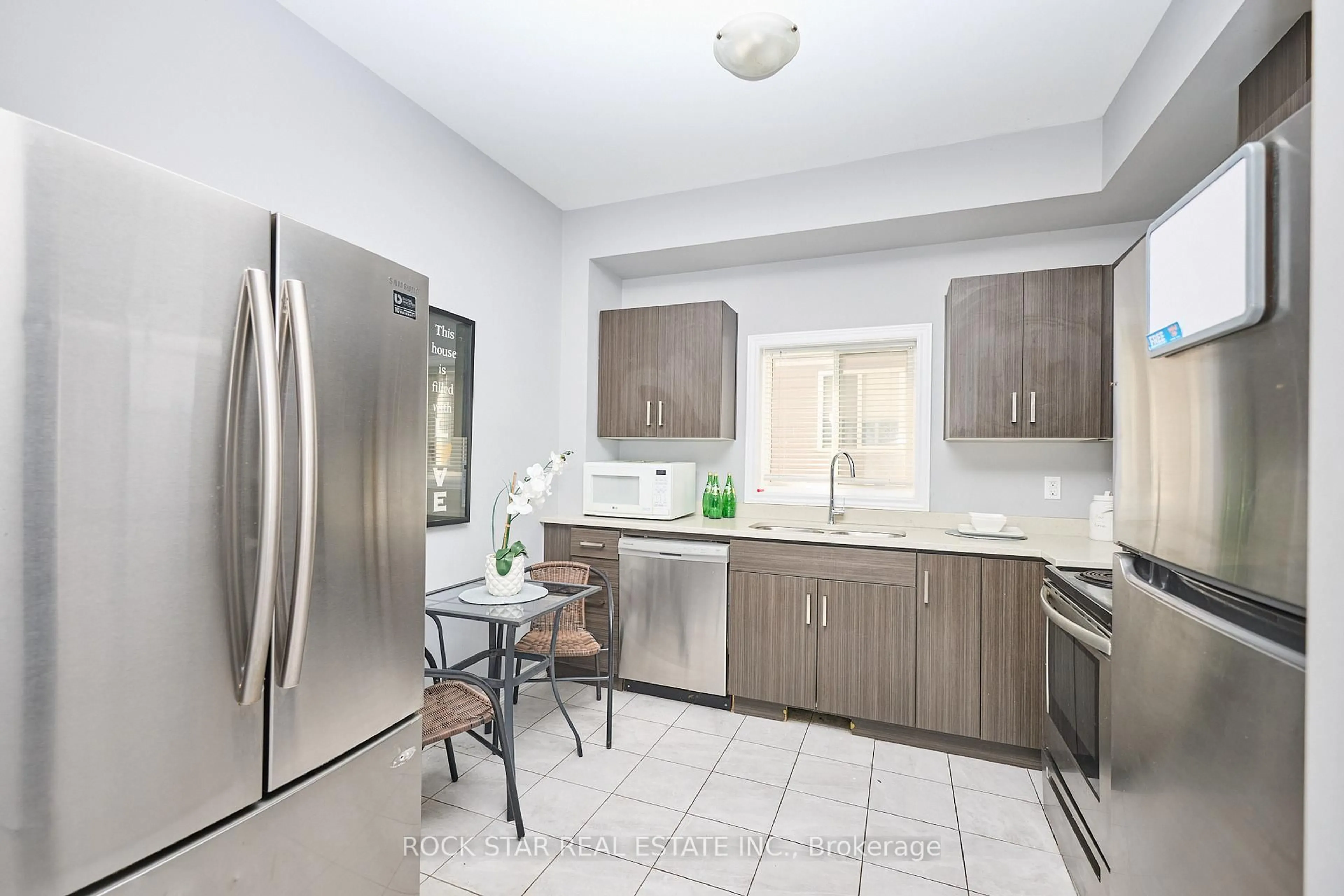 Standard kitchen, ceramic/tile floor for 66B Battle St, Thorold Ontario L2V 3W7