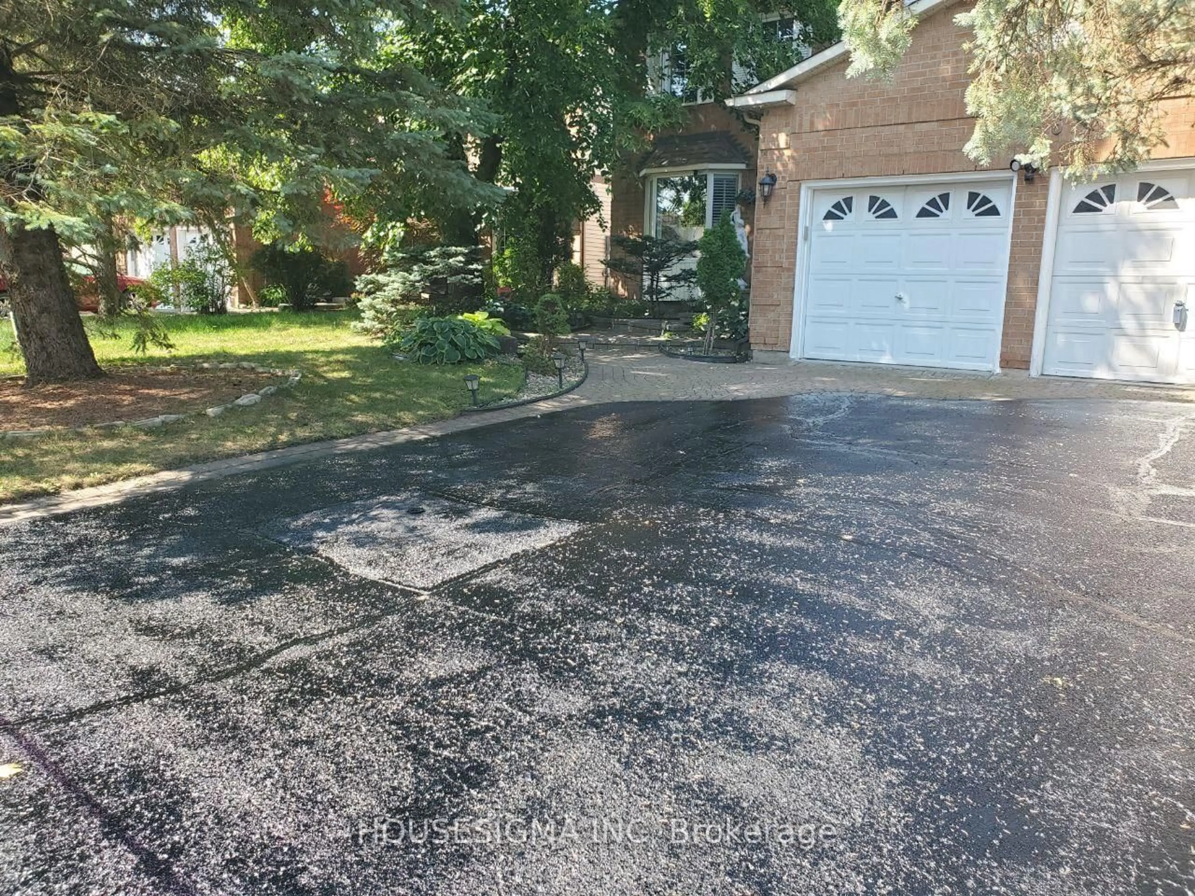 A pic from outside/outdoor area/front of a property/back of a property/a pic from drone, street for 566 Falwyn Cres, Orleans Ontario K4A 2A4