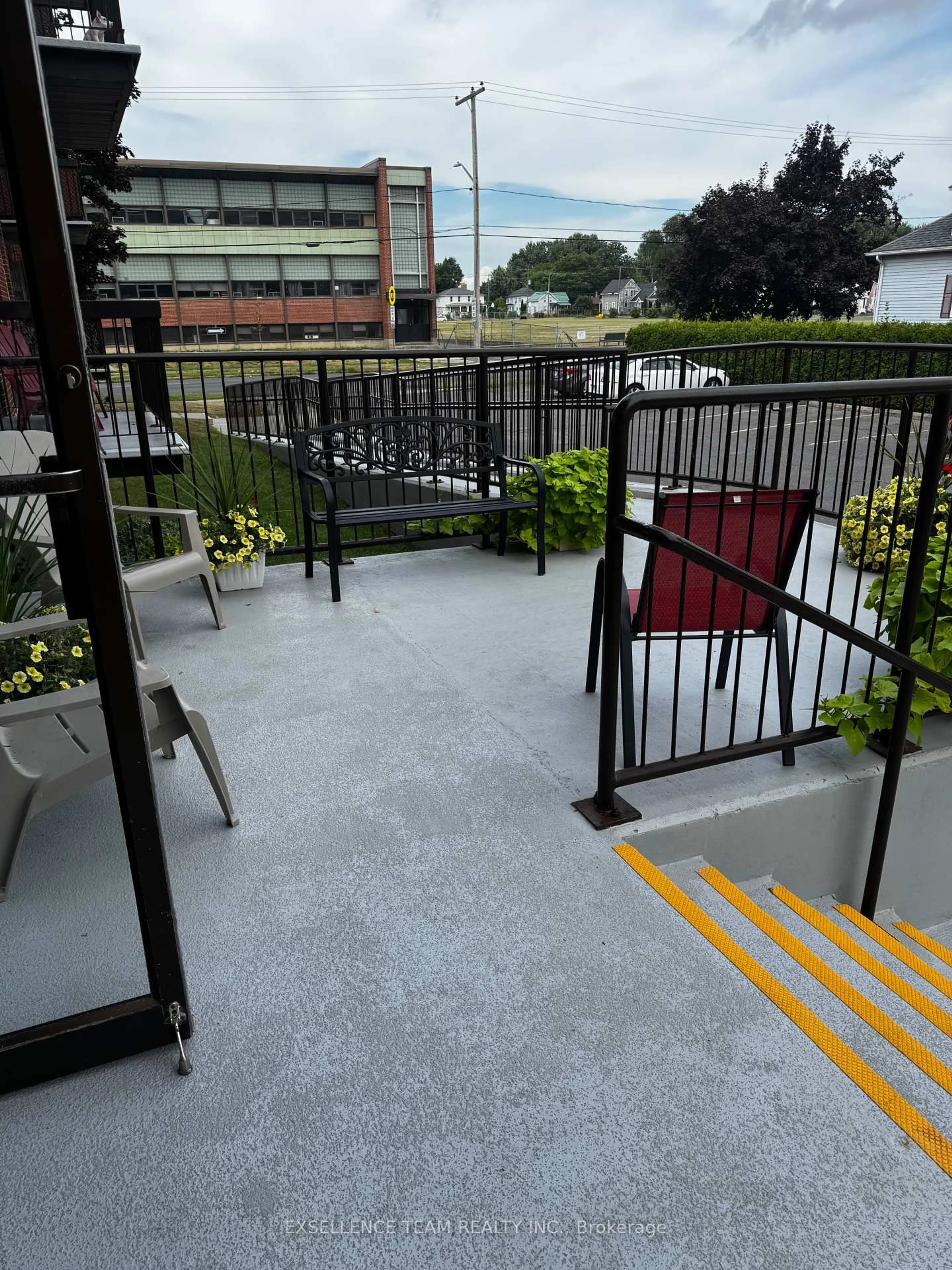 Patio, street for 118 Fourth St #305, Cornwall Ontario K6H 2H9