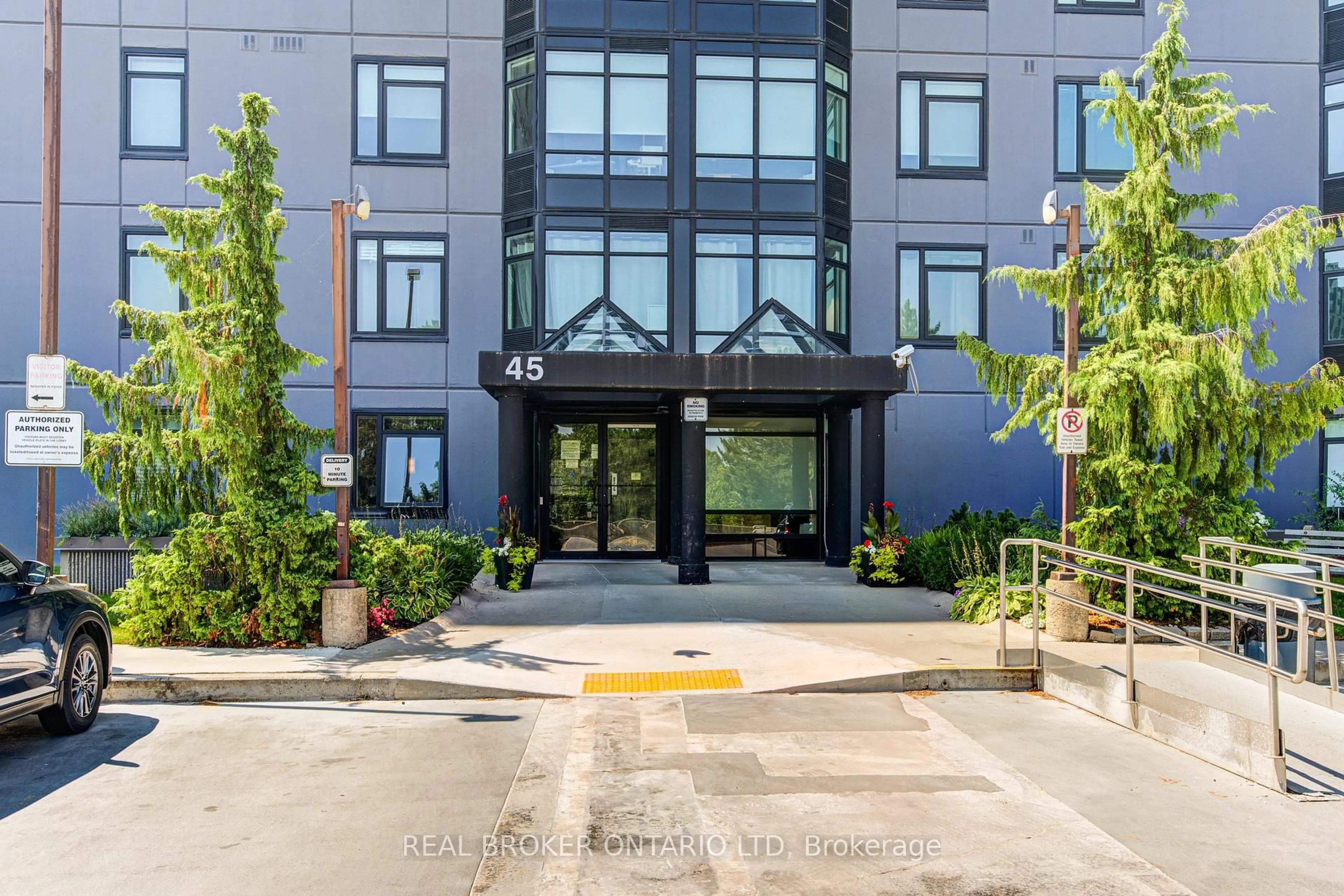 Indoor foyer for 45 Pond Mills Rd #803, London South Ontario N5Z 4W5
