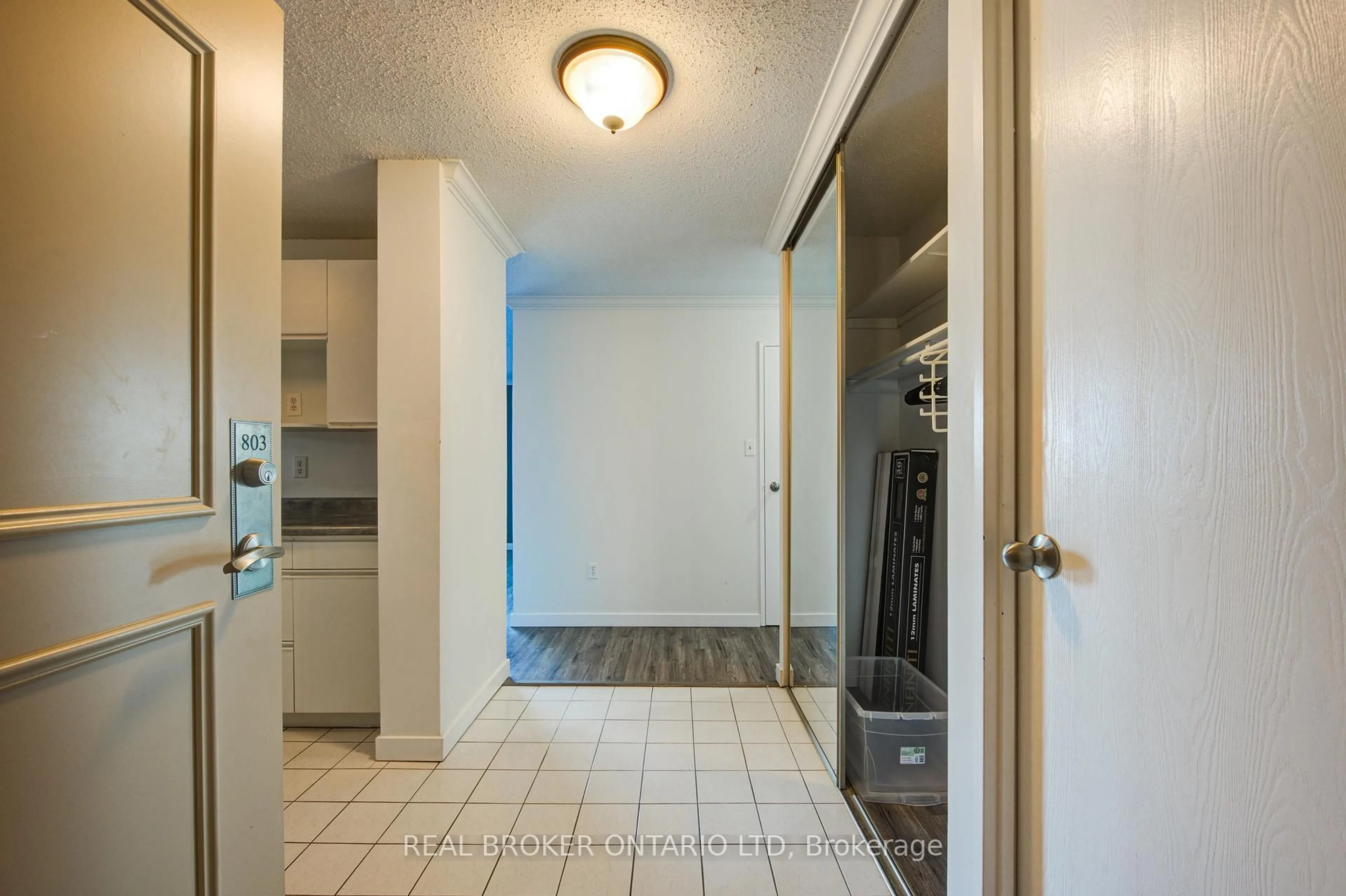 Indoor entryway for 45 Pond Mills Rd #803, London South Ontario N5Z 4W5