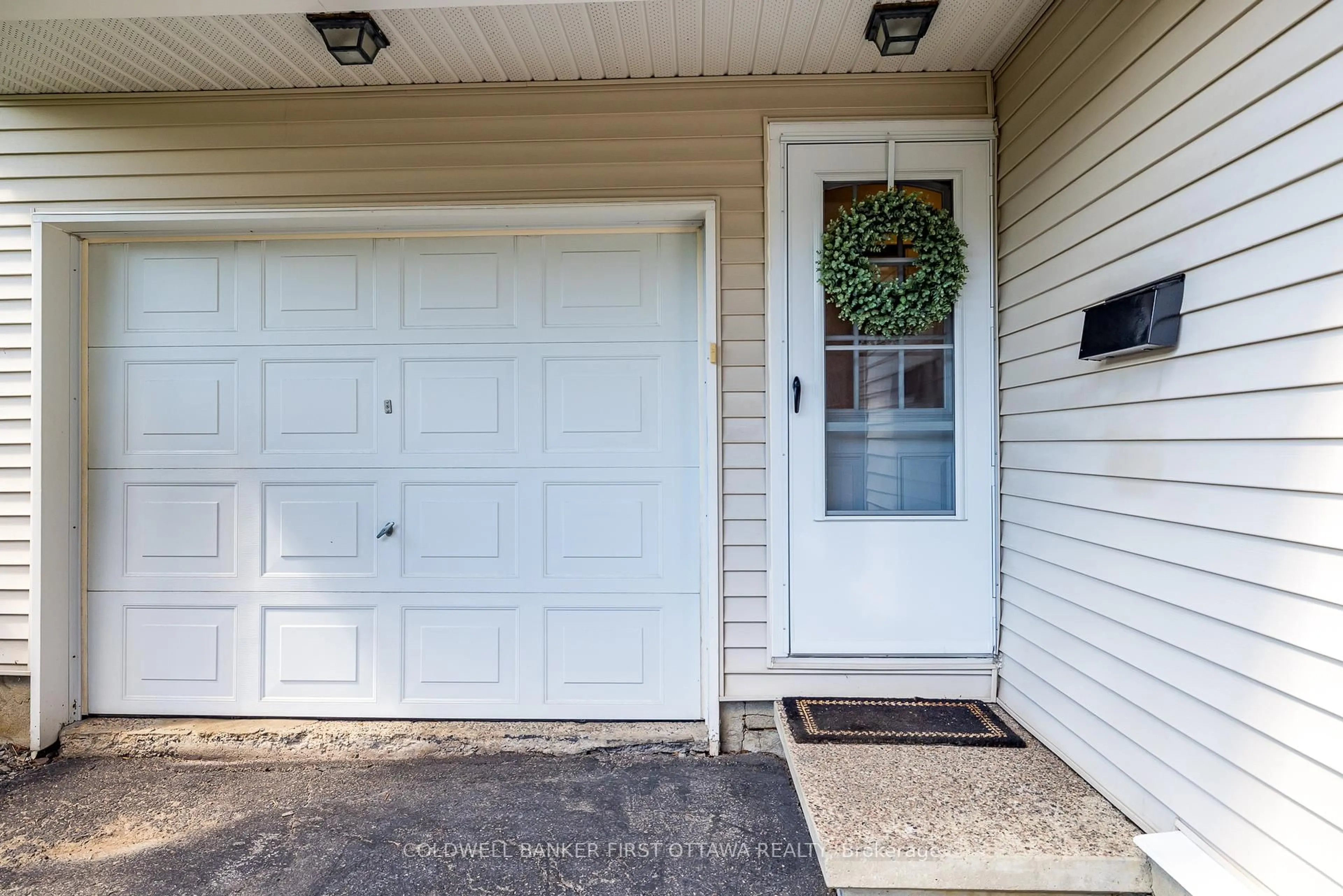 Indoor entryway for 48 DOWNSVIEW Cres, Ottawa Ontario K2G 0A5