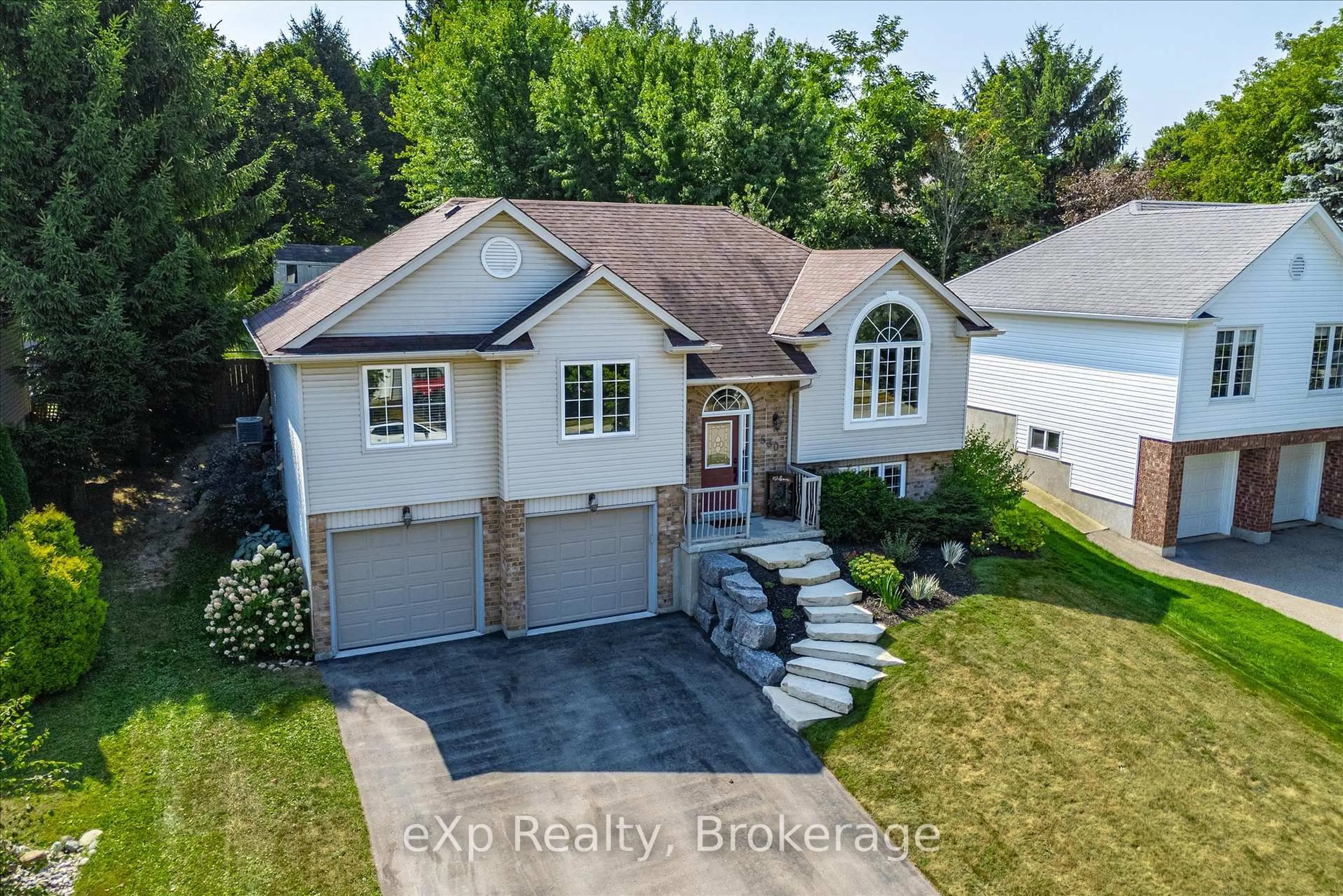 A pic from outside/outdoor area/front of a property/back of a property/a pic from drone, street for 530 Watt St, Centre Wellington Ontario N1M 3K4