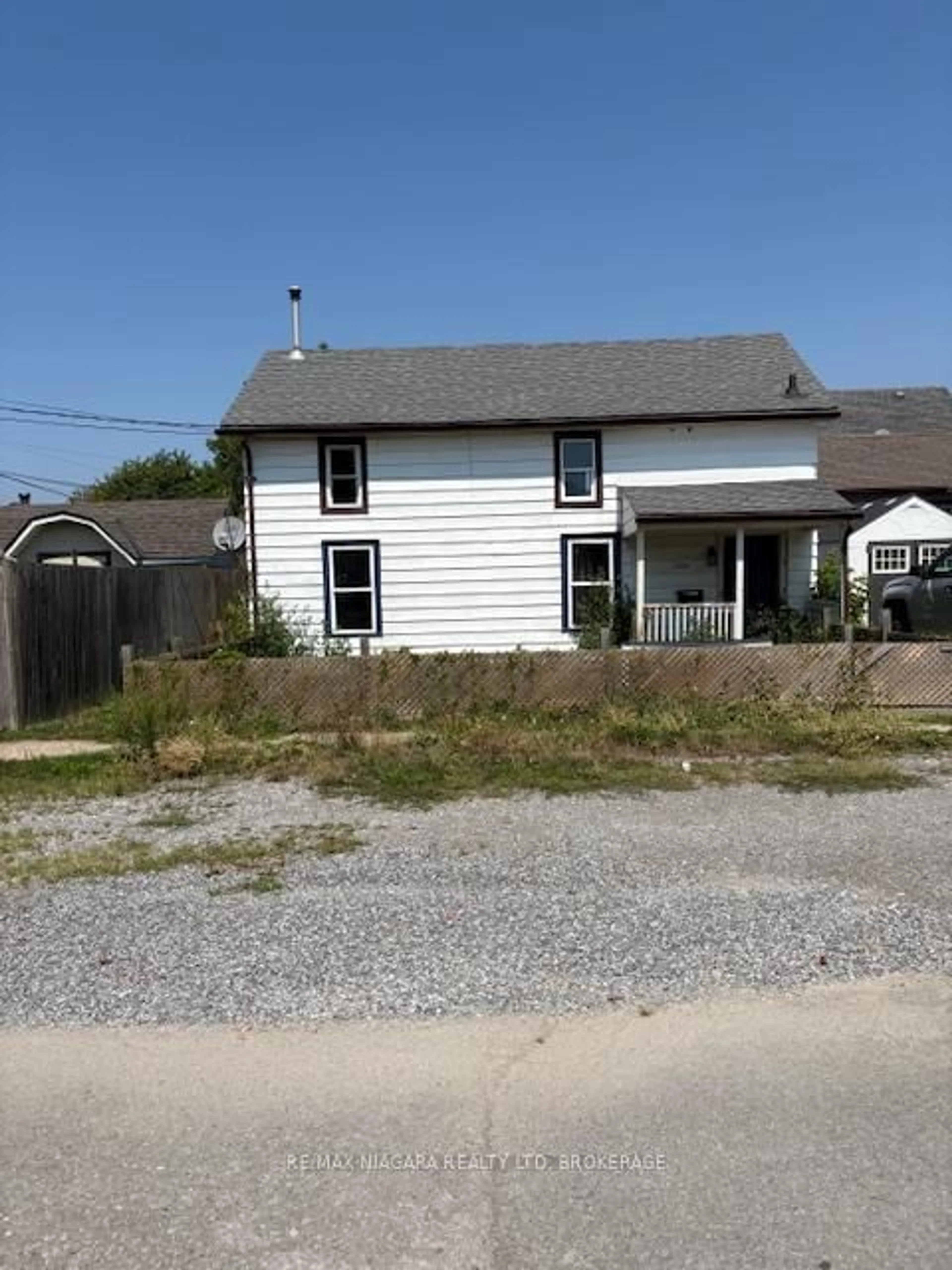 A pic from outside/outdoor area/front of a property/back of a property/a pic from drone, street for 146 Kinnear St, Port Colborne Ontario L3K 1A8