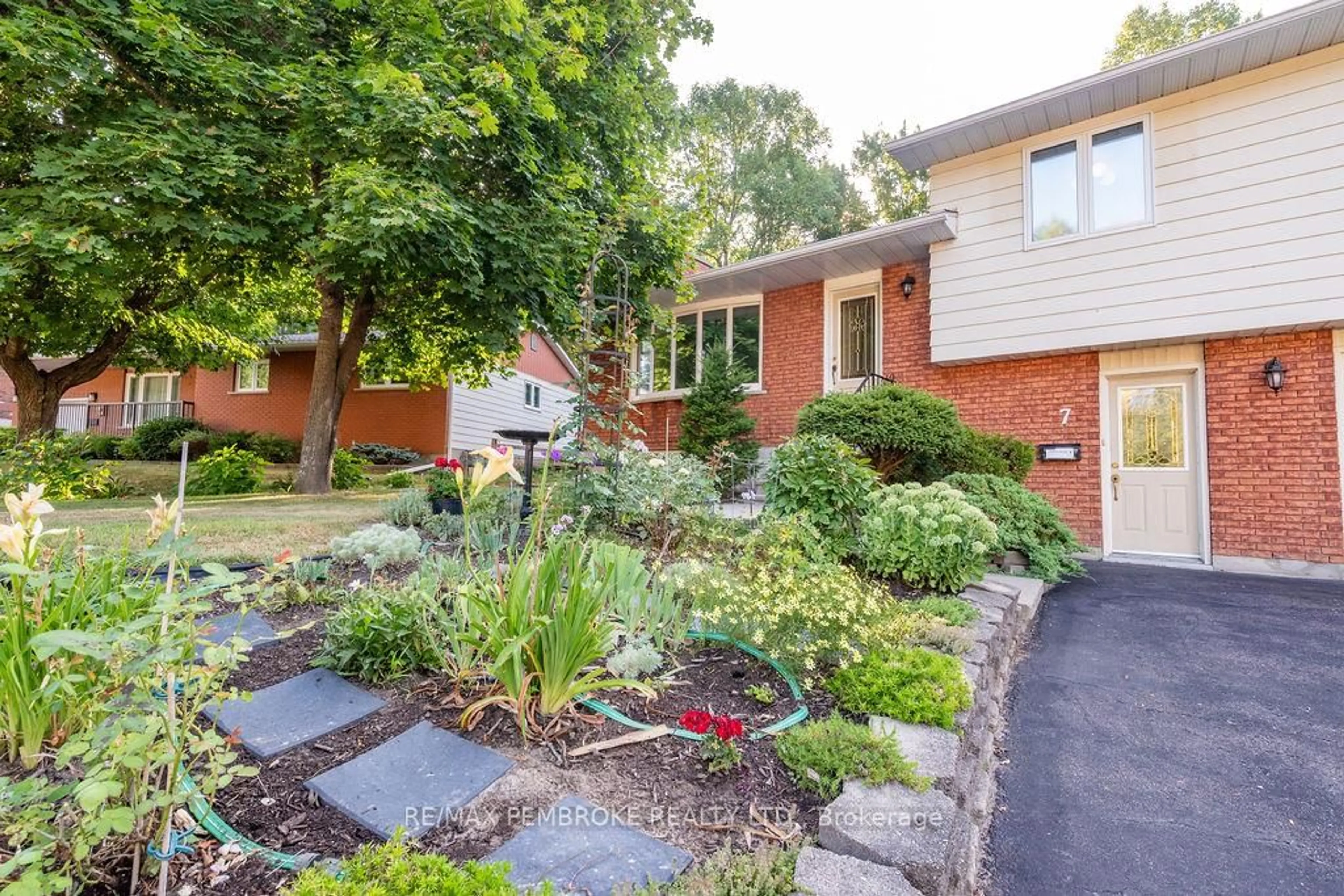 Home with brick exterior material, street for 7 Indian Crt, Laurentian Valley Ontario K8A 7V3