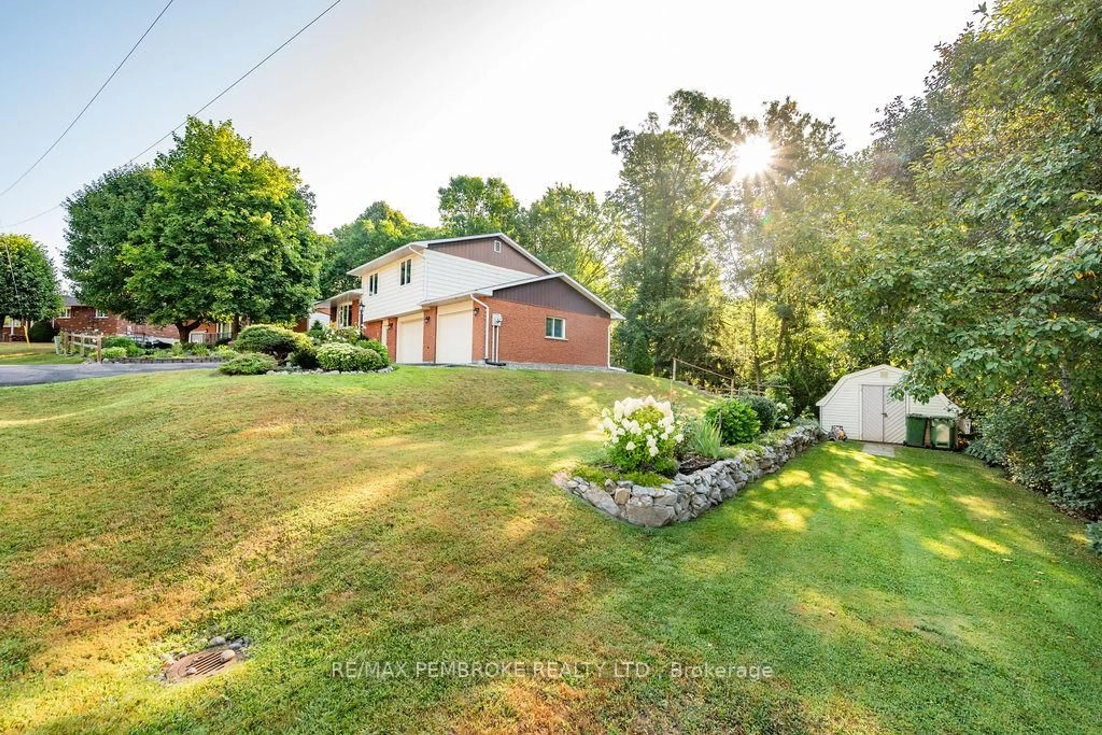 A pic from outside/outdoor area/front of a property/back of a property/a pic from drone, unknown for 7 Indian Crt, Laurentian Valley Ontario K8A 7V3