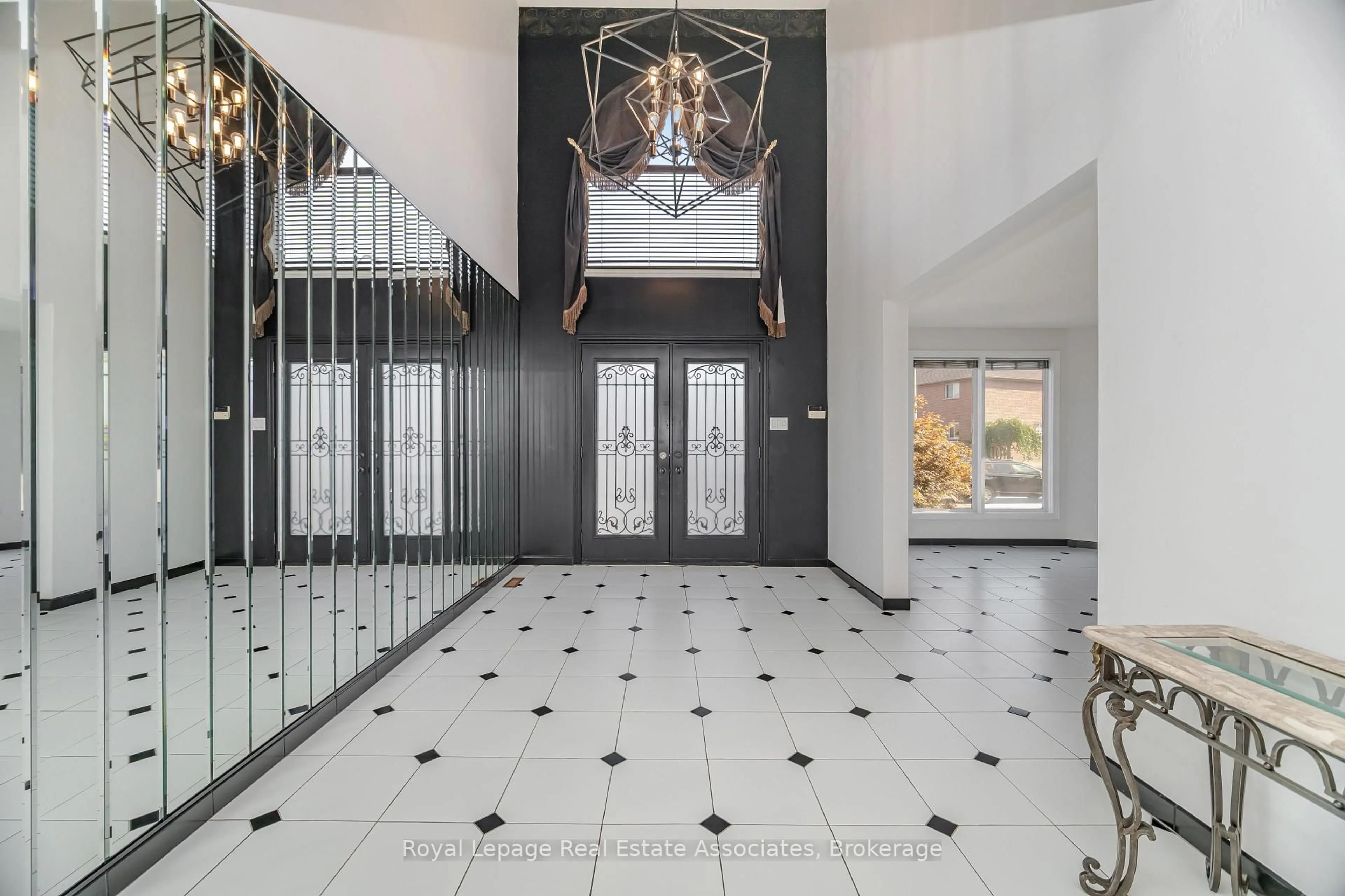 Indoor foyer for 100 National Dr, Hamilton Ontario L8G 5B3