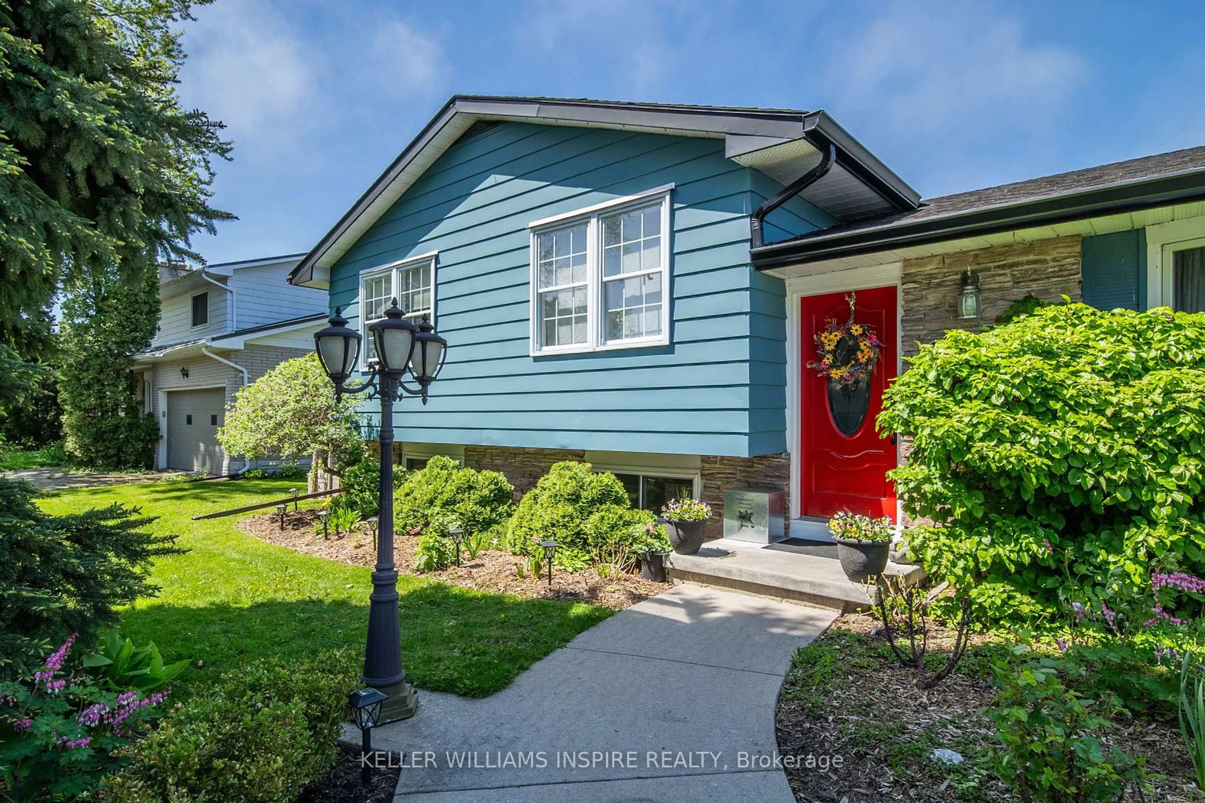 Home with vinyl exterior material, street for 175 Sherman St, Kingston Ontario K7M 4G9