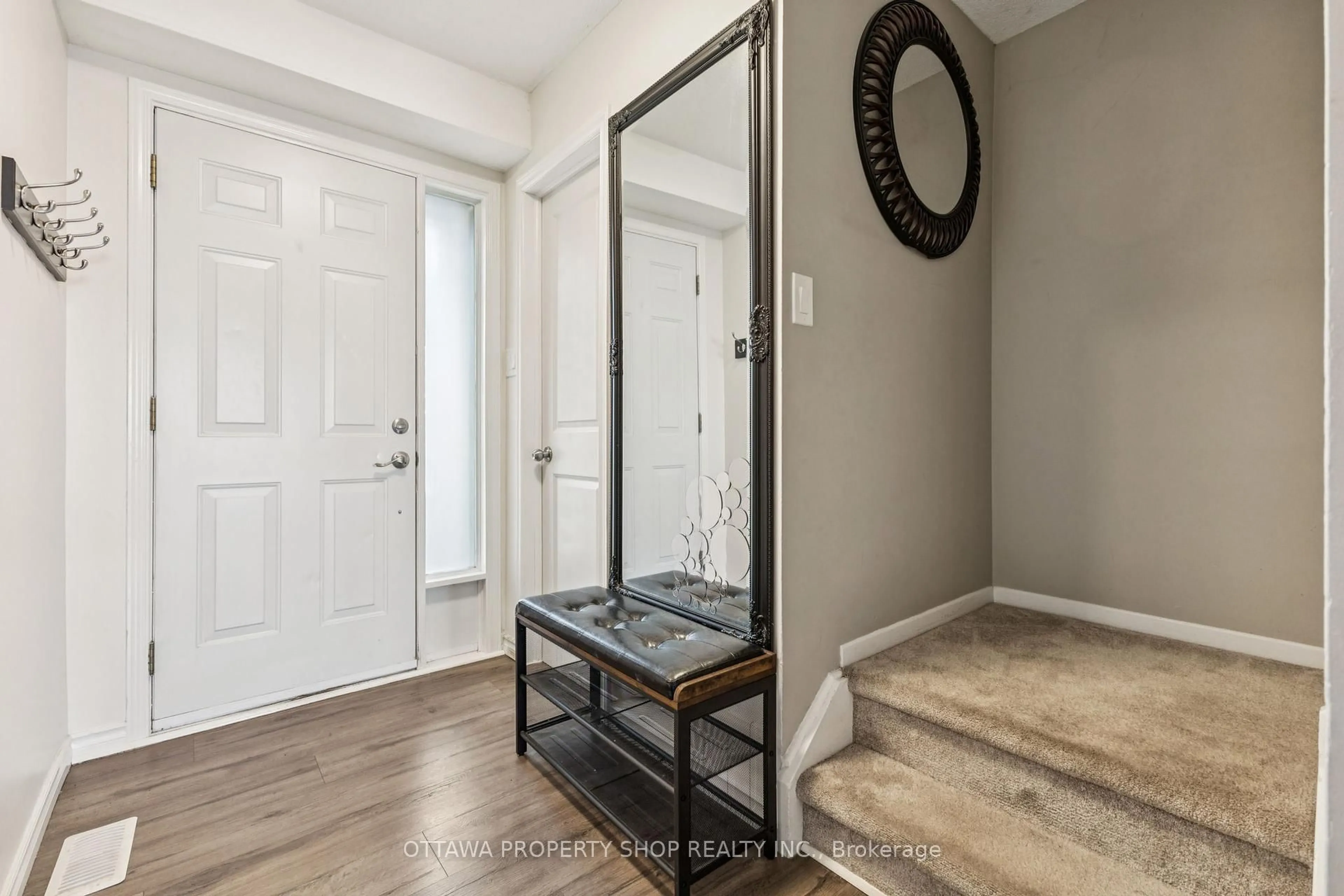 Indoor entryway for 42A Woodvale Green, Ottawa Ontario K2G 4H4