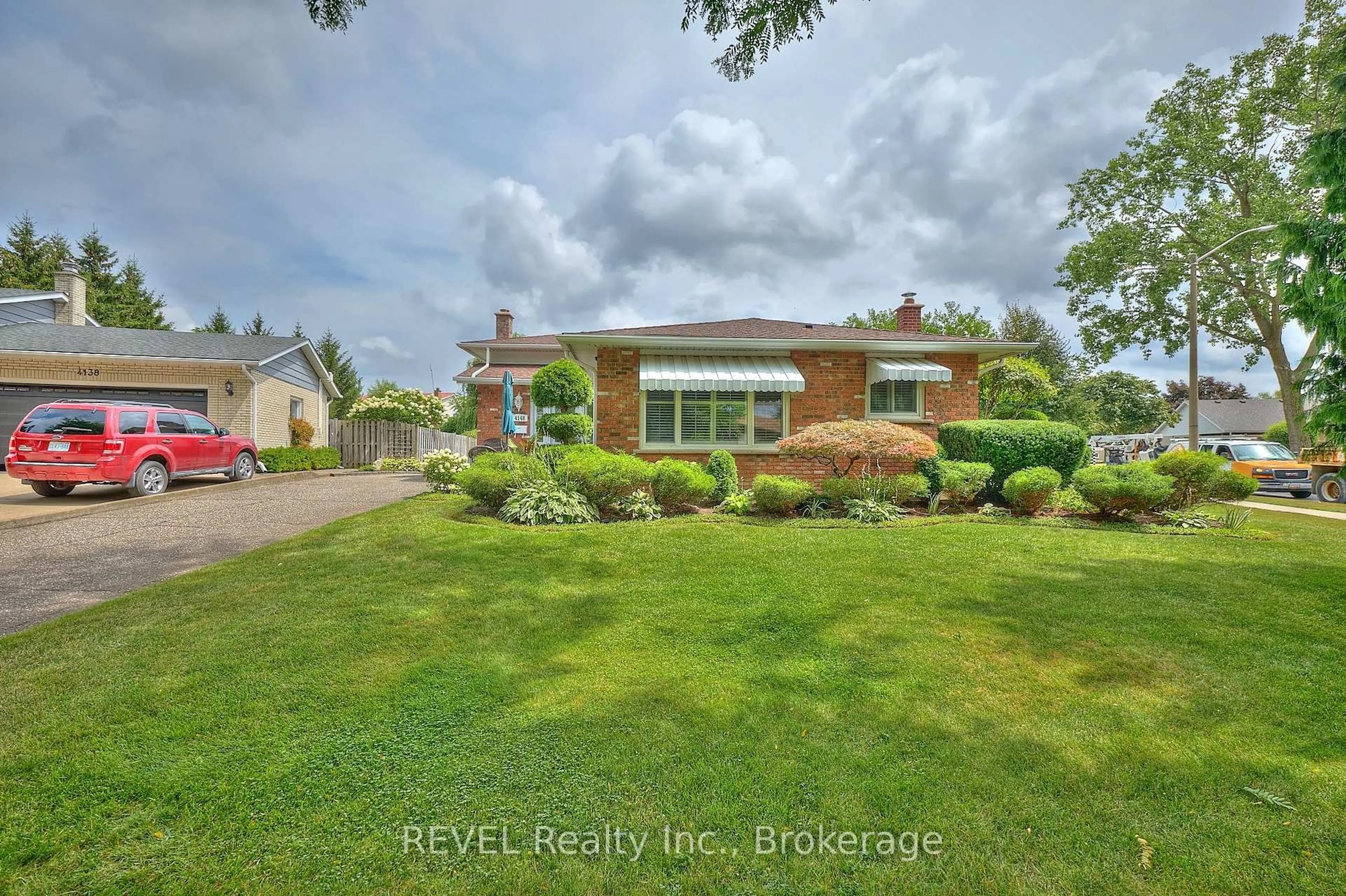A pic from outside/outdoor area/front of a property/back of a property/a pic from drone, water/lake/river/ocean view for 4148 Preston Ave, Niagara Falls Ontario L2H 2C5