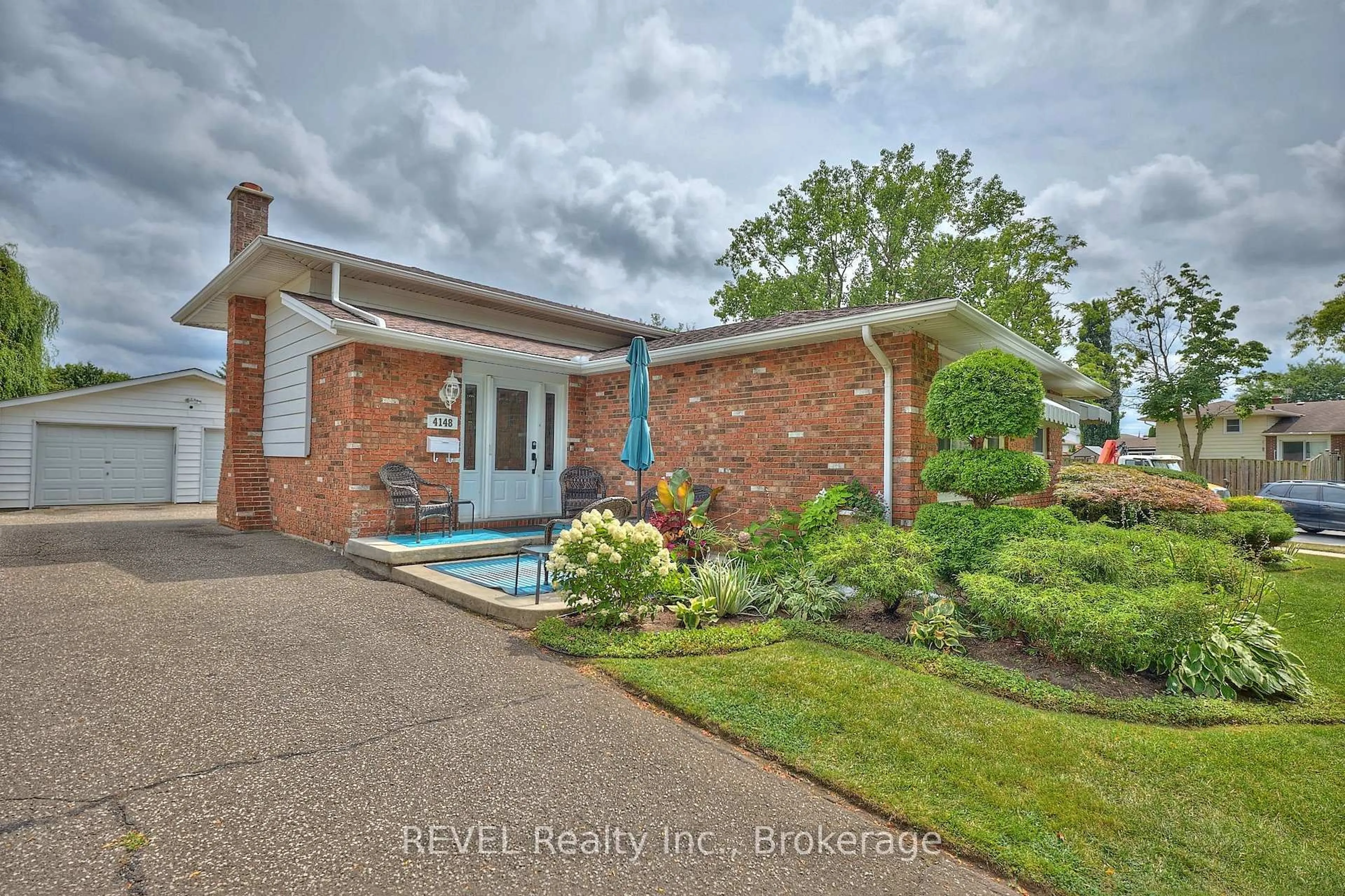 Home with brick exterior material, unknown for 4148 Preston Ave, Niagara Falls Ontario L2H 2C5