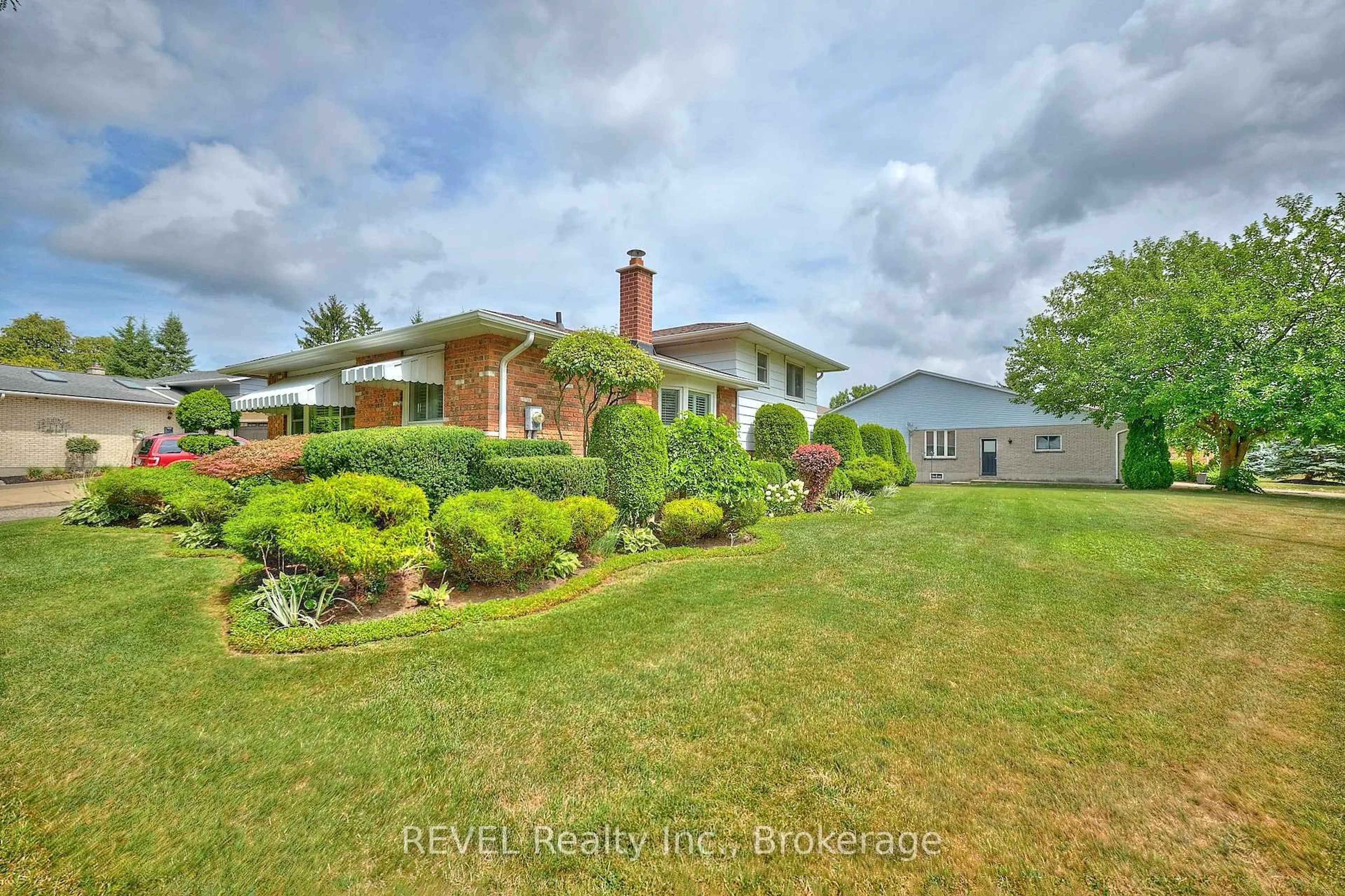 A pic from outside/outdoor area/front of a property/back of a property/a pic from drone, water/lake/river/ocean view for 4148 Preston Ave, Niagara Falls Ontario L2H 2C5