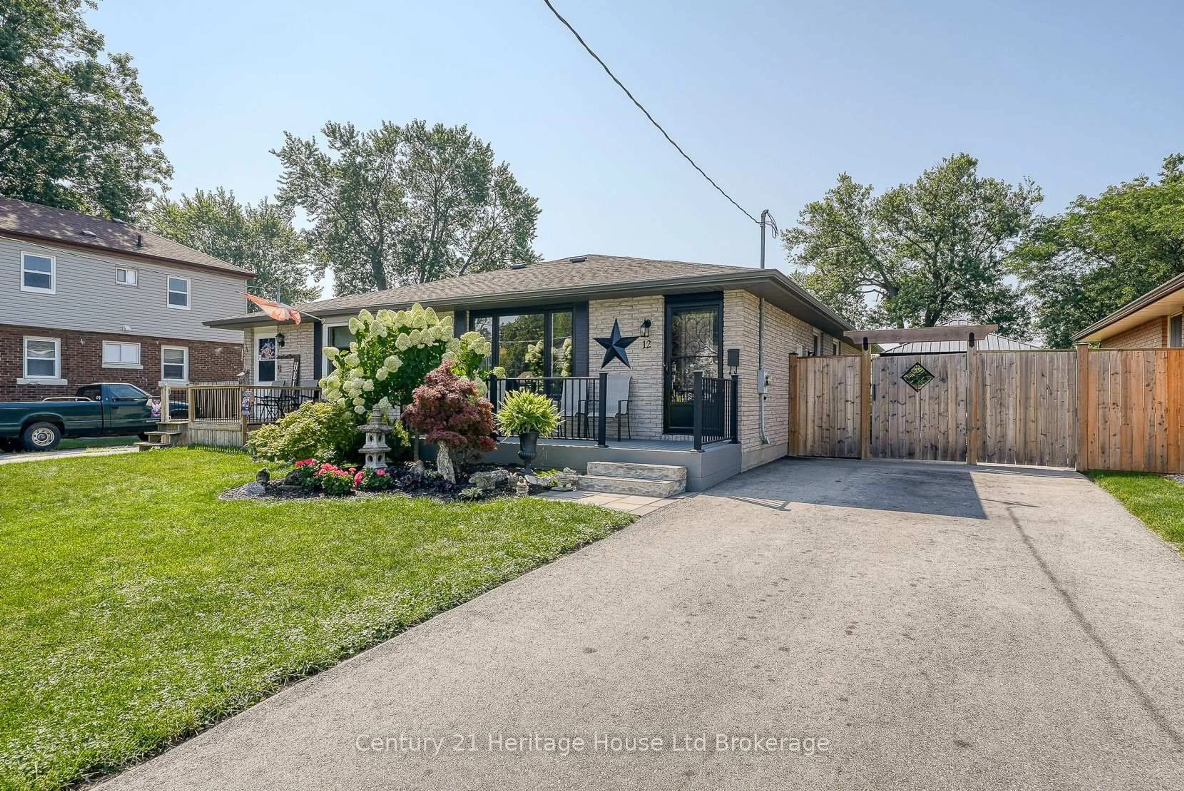 A pic from outside/outdoor area/front of a property/back of a property/a pic from drone, street for 12 Steele St, St. Thomas Ontario N5R 2Y3